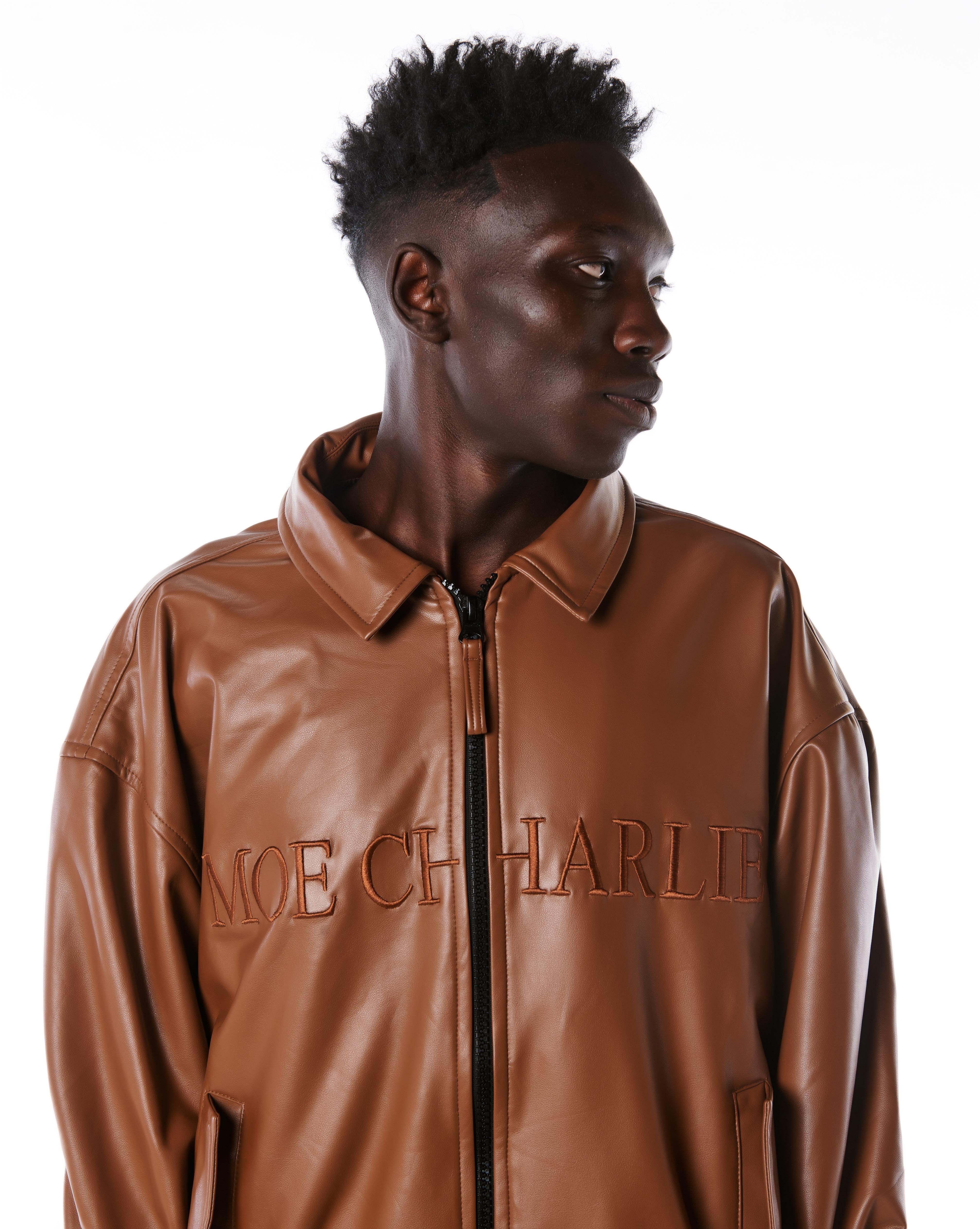 MOE CHARLIE Lederjacke Braun, Portrait-Seitenansicht, ton-in-ton Markenstickerei auf der Brust