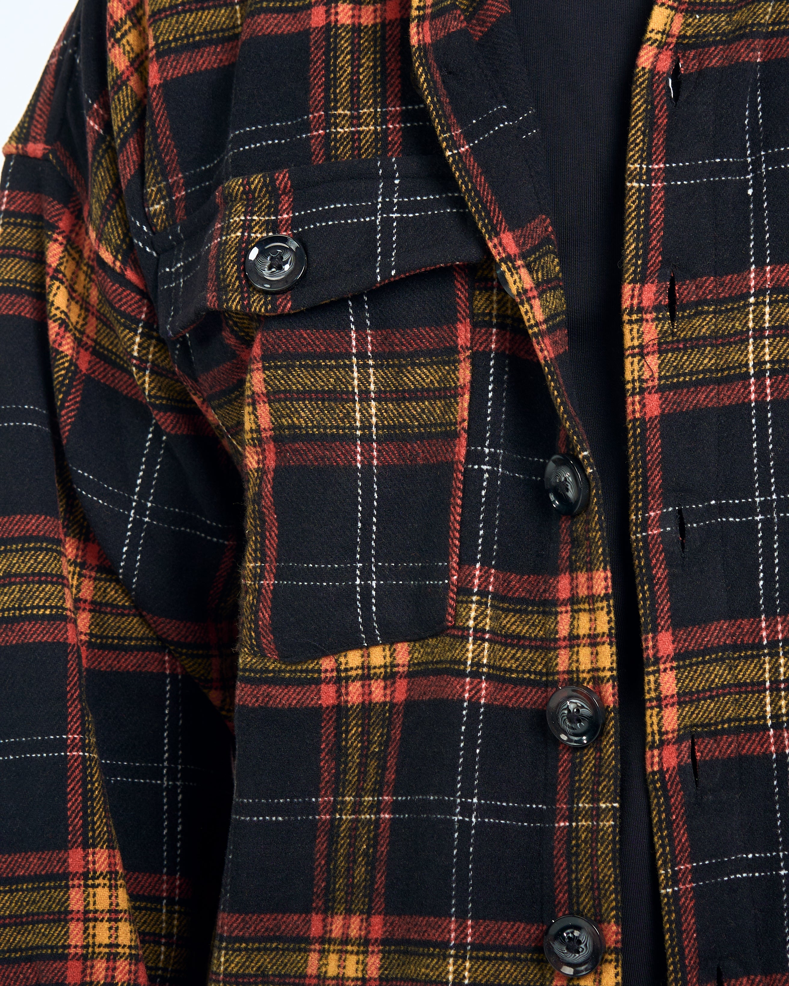 Detailaufnahme Brusttasche und Knoepfe des MOE CHARLIE Vintage Flannel Shirts, schwarz-rotes Karomuster