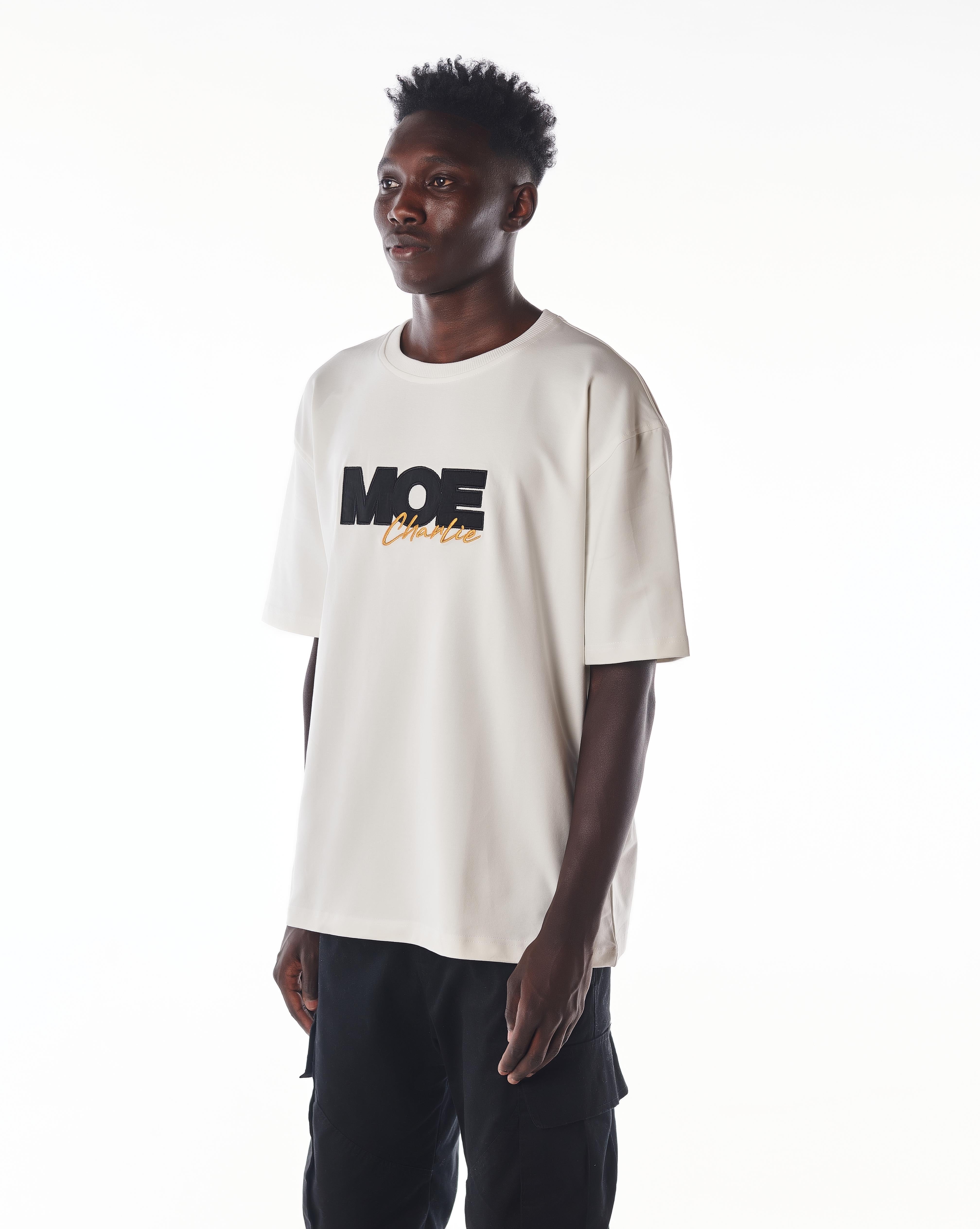 Seitenansicht rechts MOE CHARLIE Gold Passion T-Shirt, Brust-Stickerei und Oversize-Silhouette erkennbar