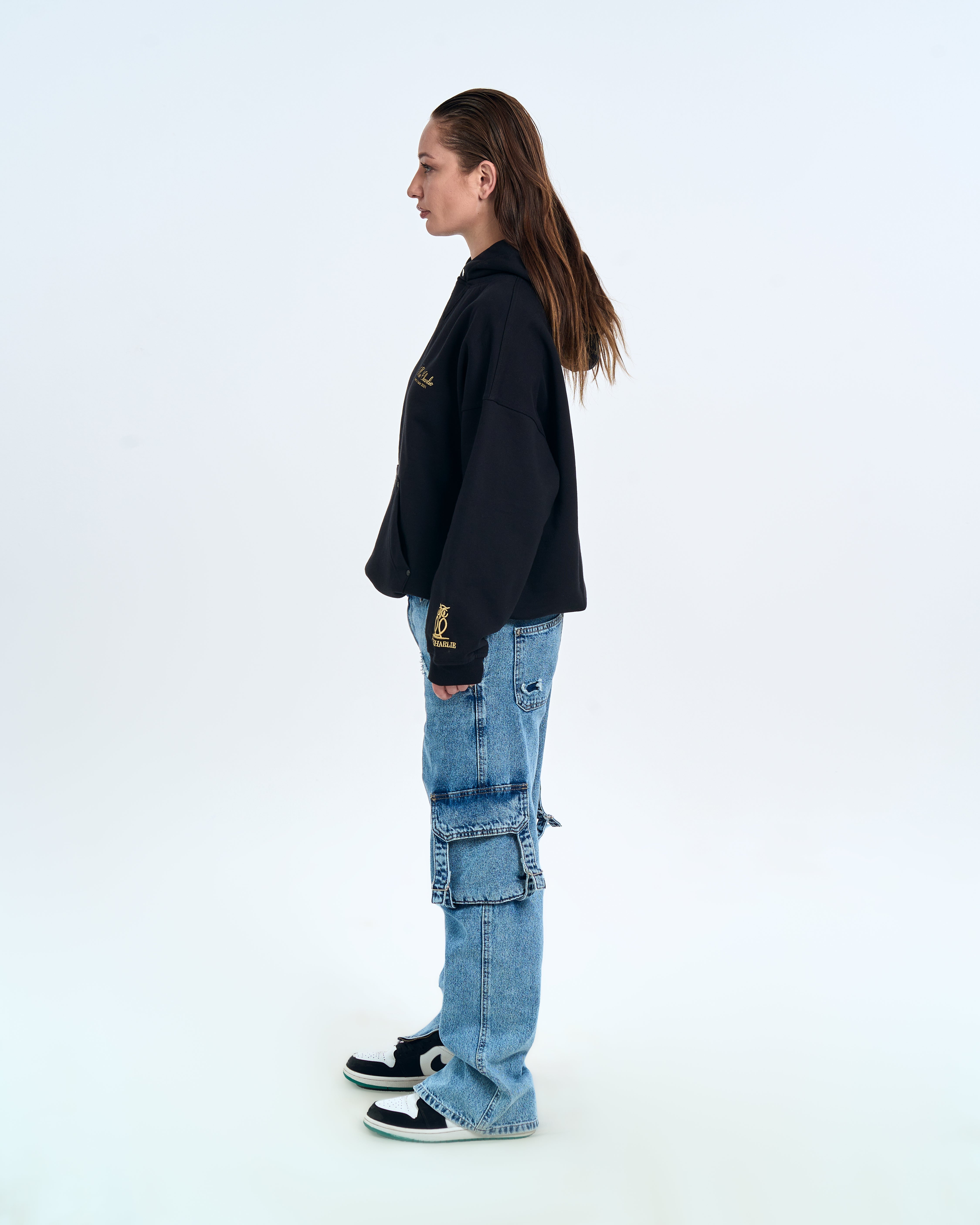 MOE CHARLIE Ready to Die Hoodie Schwarz, Seitenansicht weiblich, Oversize-Silhouette und lässige Passform