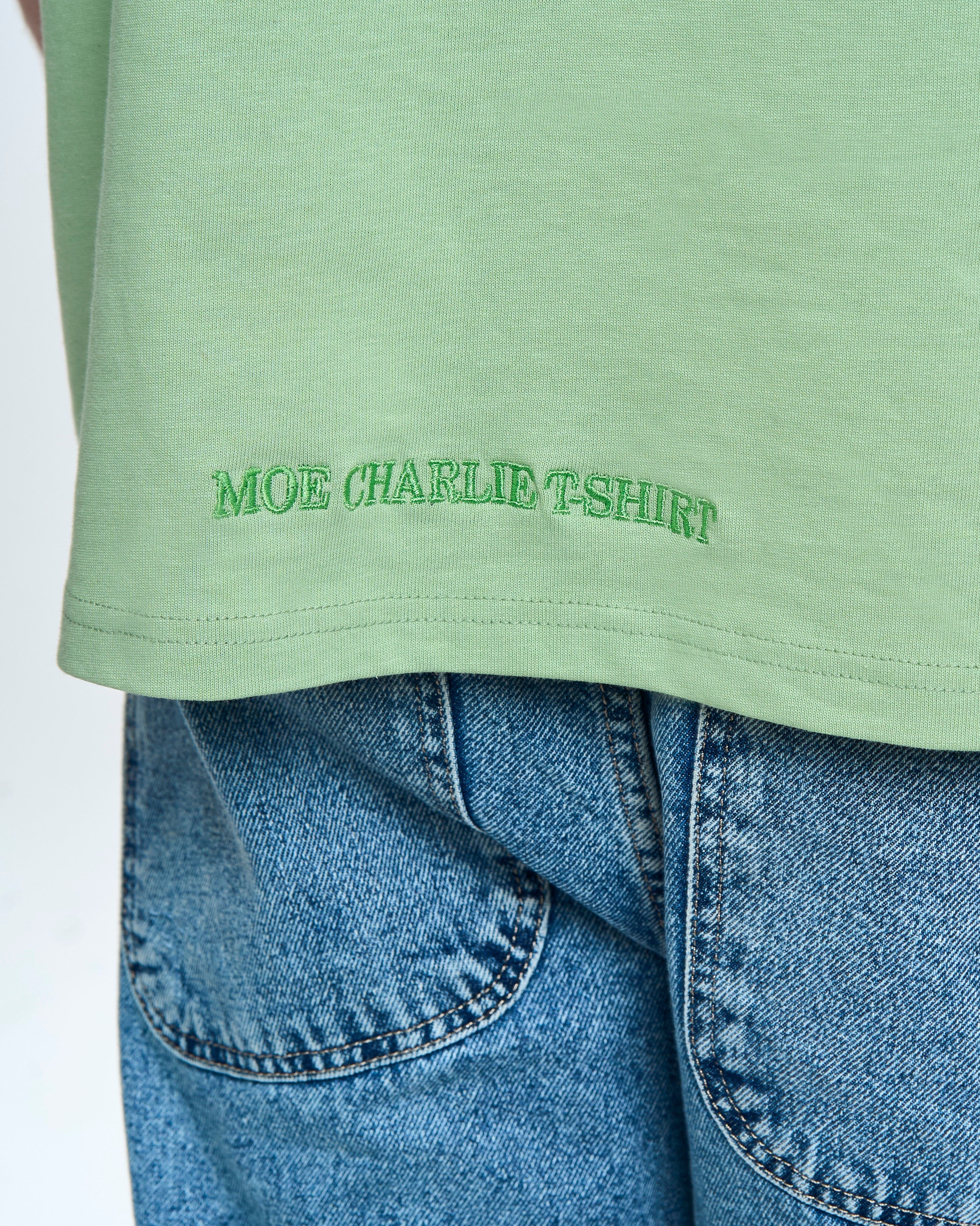 Detailaufnahme Saum-Stickerei MOE CHARLIE Mintgrün – Schriftzug MOE CHARLIE T-SHIRT ton-in-ton in Grün
