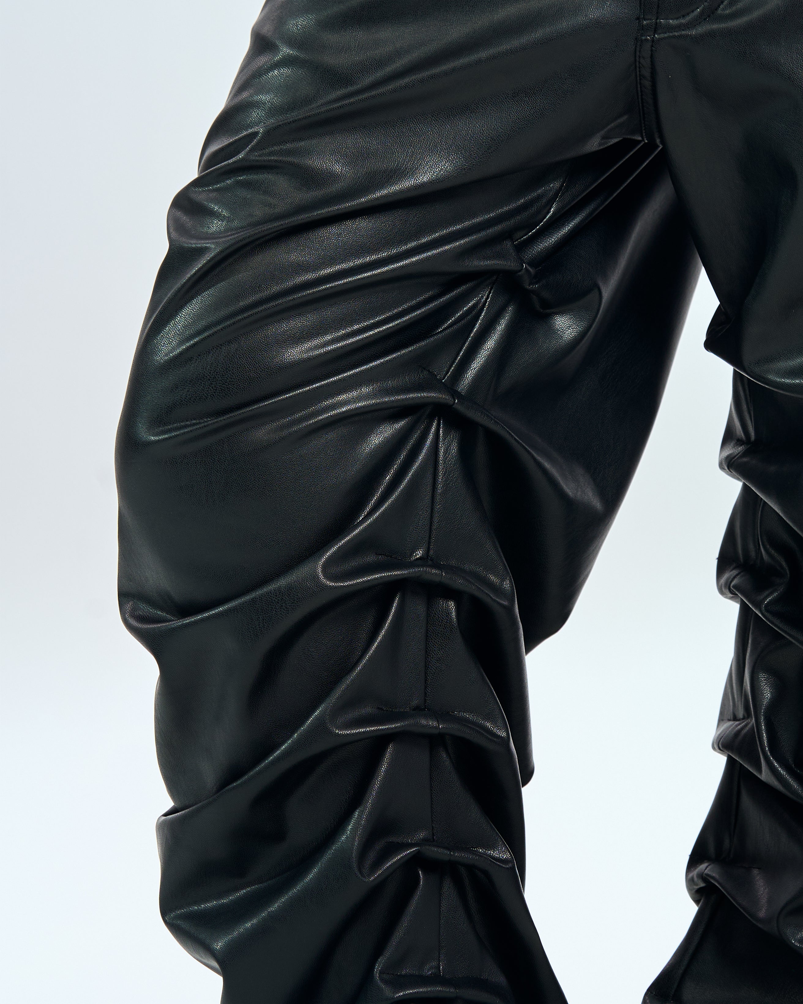 Seitennahaufnahme Crow Leather Pants MOE CHARLIE Schwarz - wild geraffte Lederstruktur