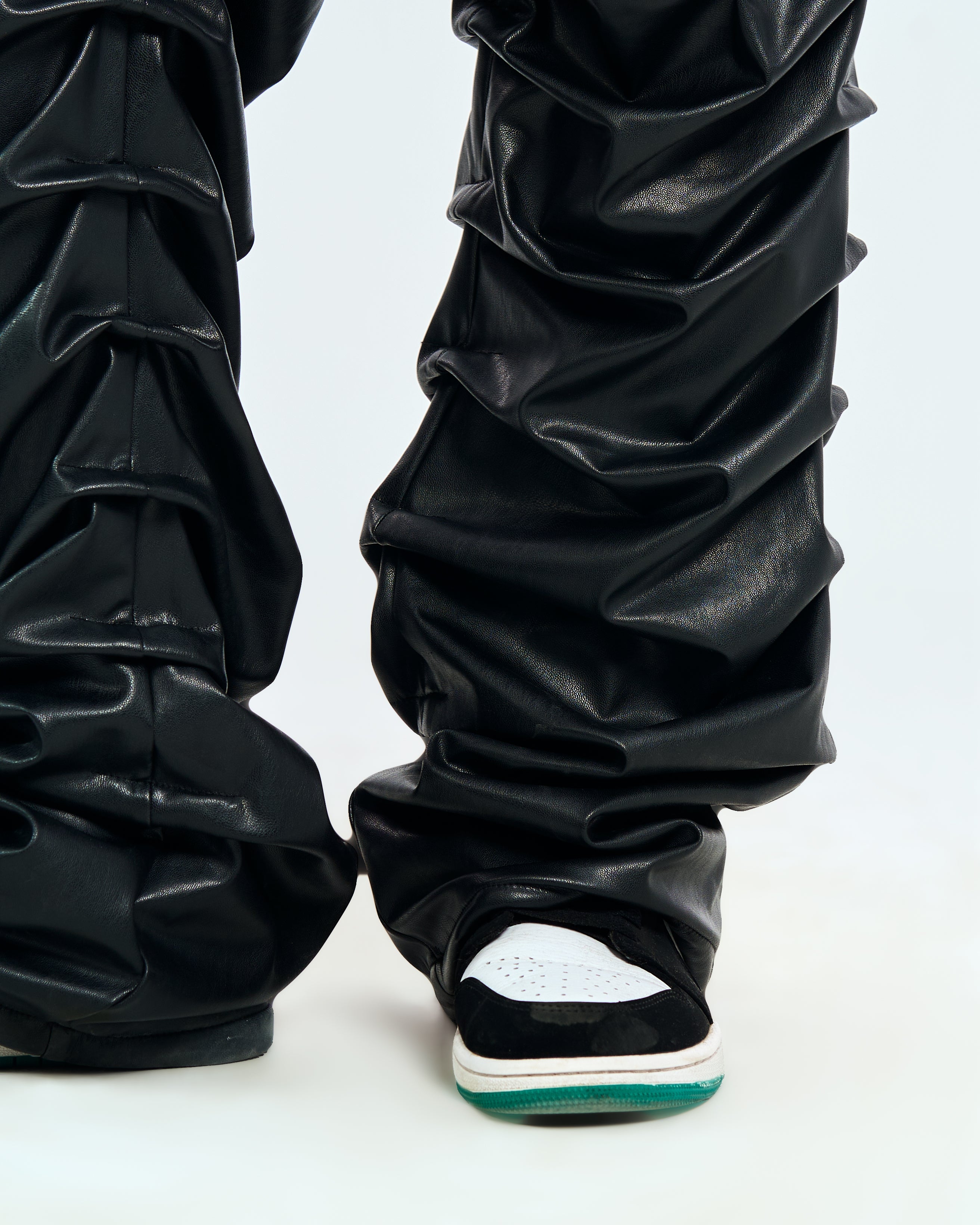 Detailaufnahme Stacking-Effekt Crow Leather Pants MOE CHARLIE - stark geraffte Lederwellen am Unterschenkel