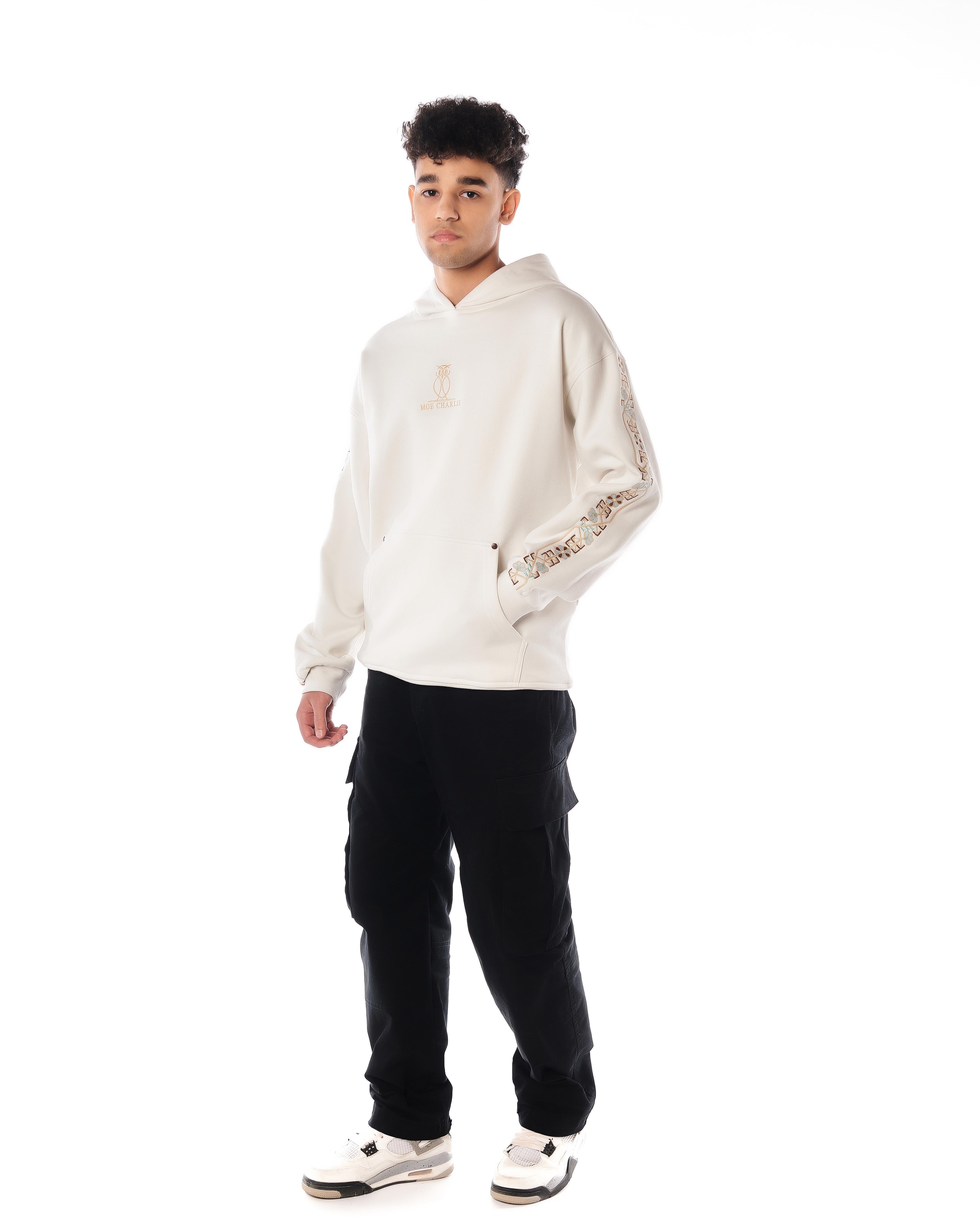 The Culture Hoodie Star White von MOE CHARLIE, Ganzkörperaufnahme von rechts, Hand in Känguruh-Tasche