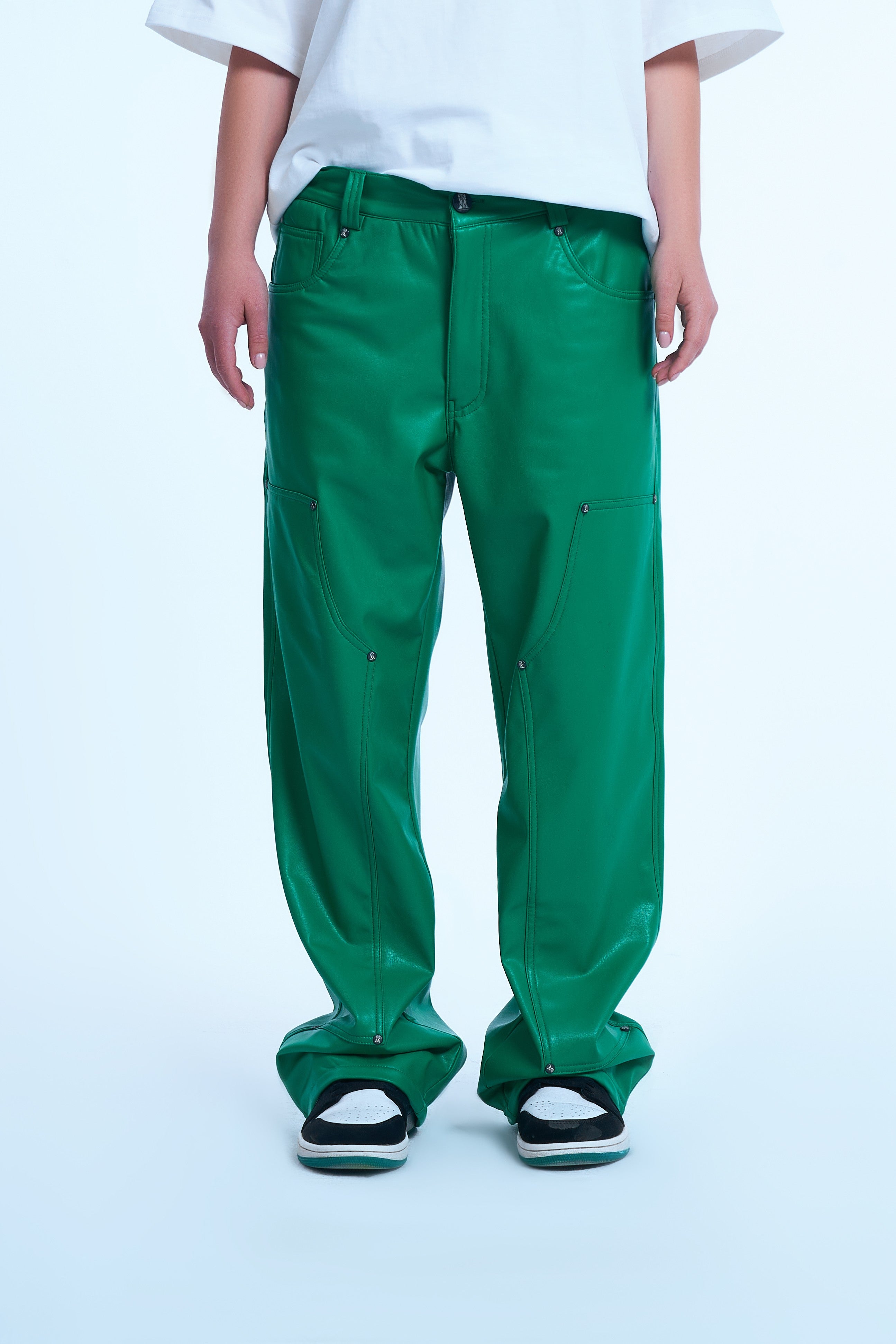 MOE CHARLIE Carpenter Leather Pants Gruen, Frontansicht weiblich, Doppeltaschen an Huefte, Air Jordan Sneaker