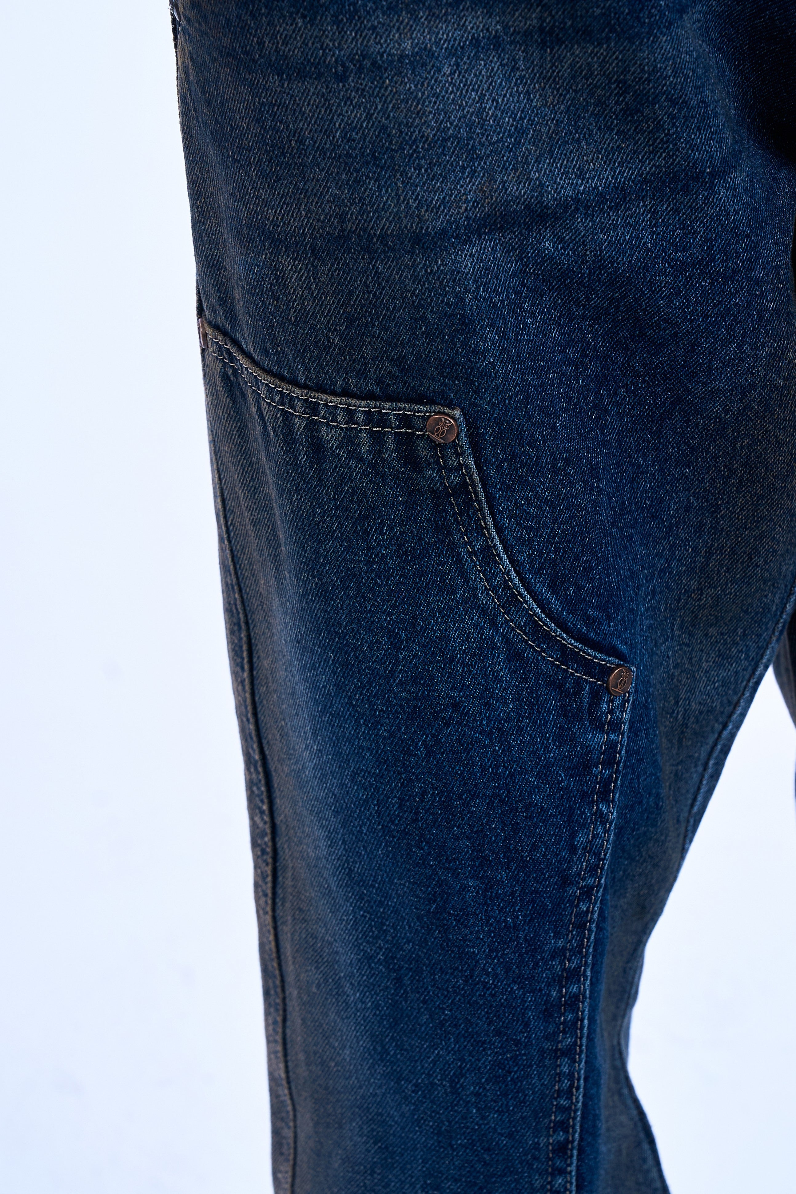 Detailaufnahme Oberschenkel-Panel der MOE CHARLIE Double Knee Denim – Doppelknie-Naht mit kupferfarbenen Nieten
