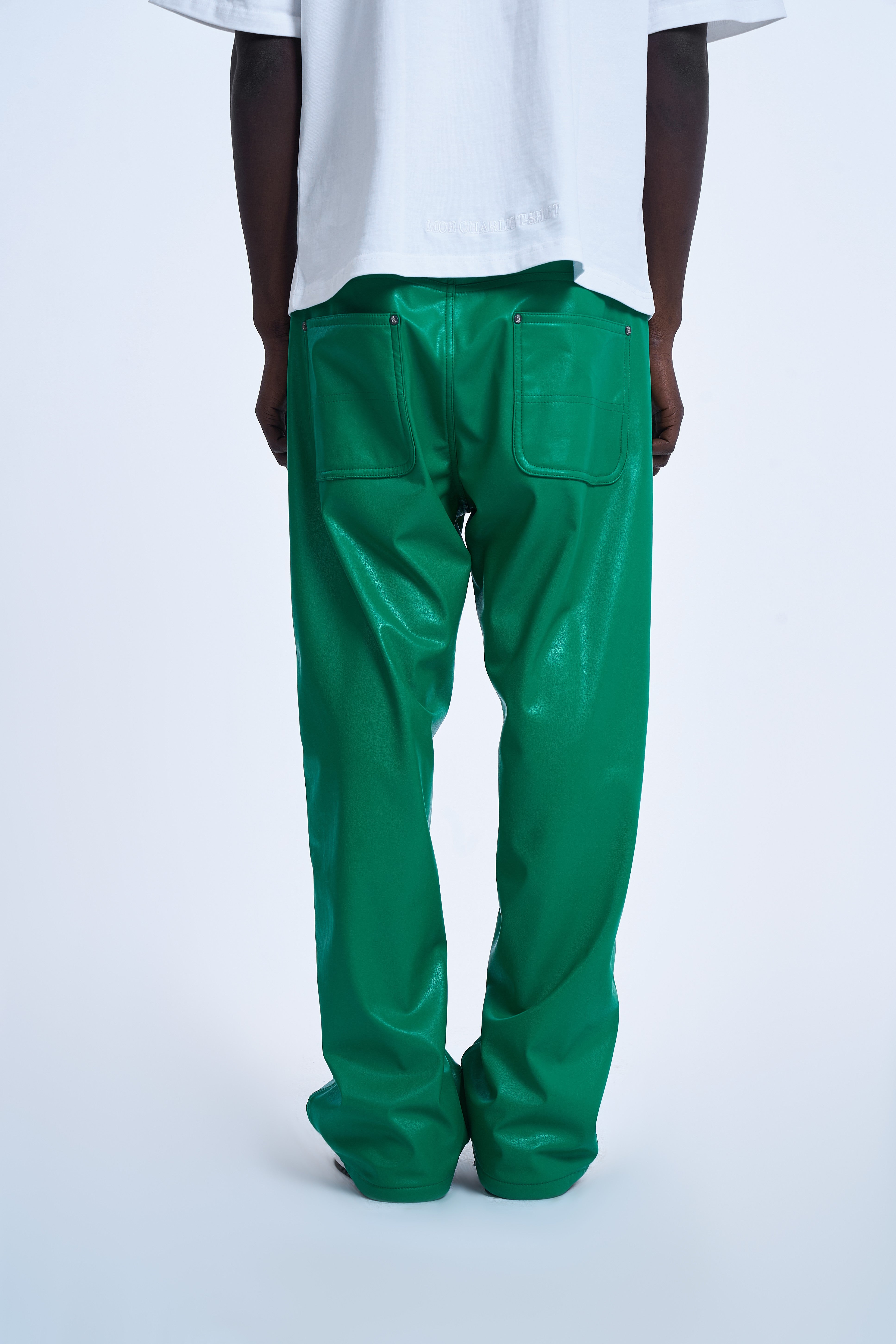 Rückenansicht Carpenter Leather Pants MOE CHARLIE in Grün, männlich, große Gesäßtaschen und Drucknieten