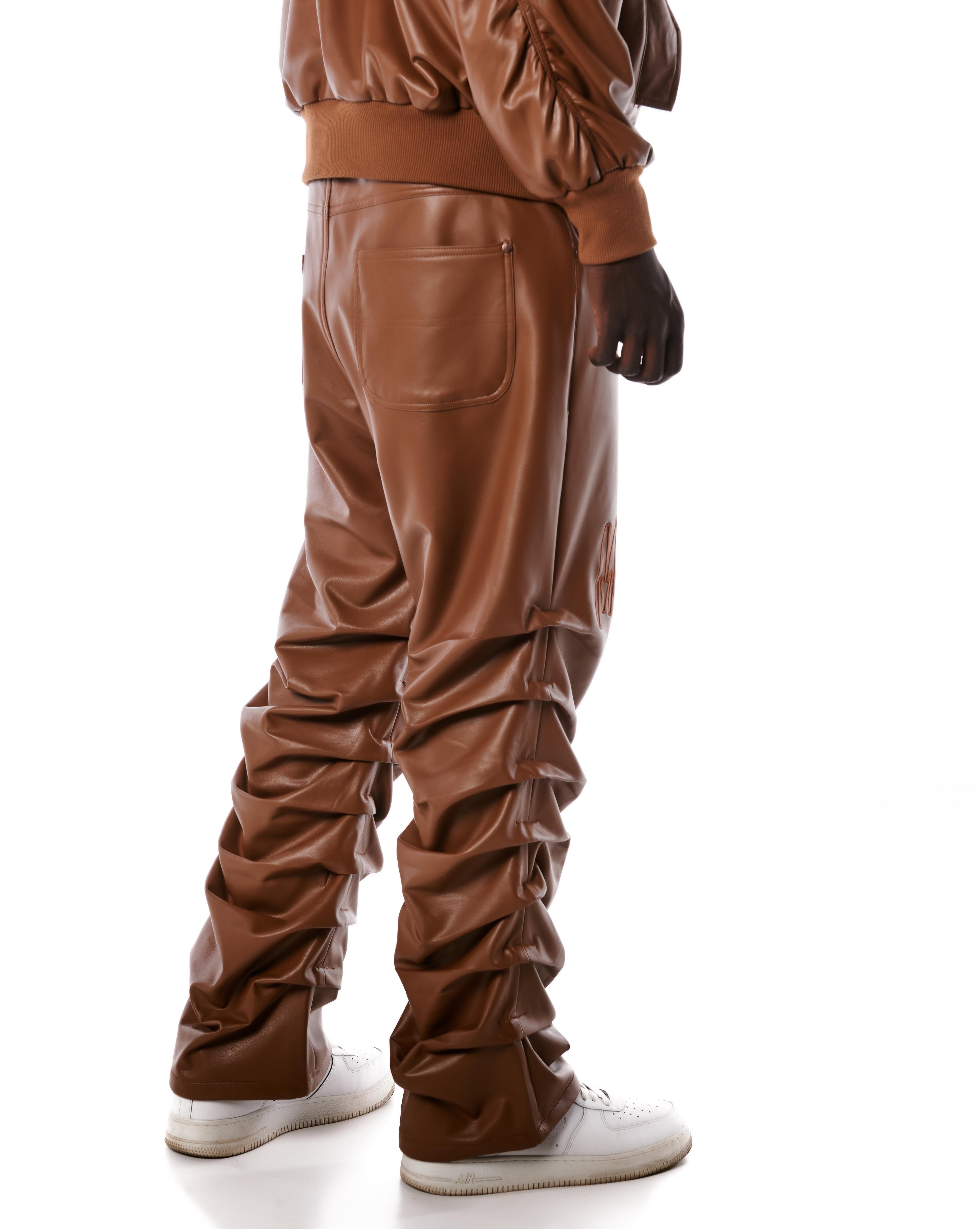 Detailaufnahme der Raffungen am Knöchelbereich der MOE CHARLIE Lederhose in Braun, Stacked-Silhouette