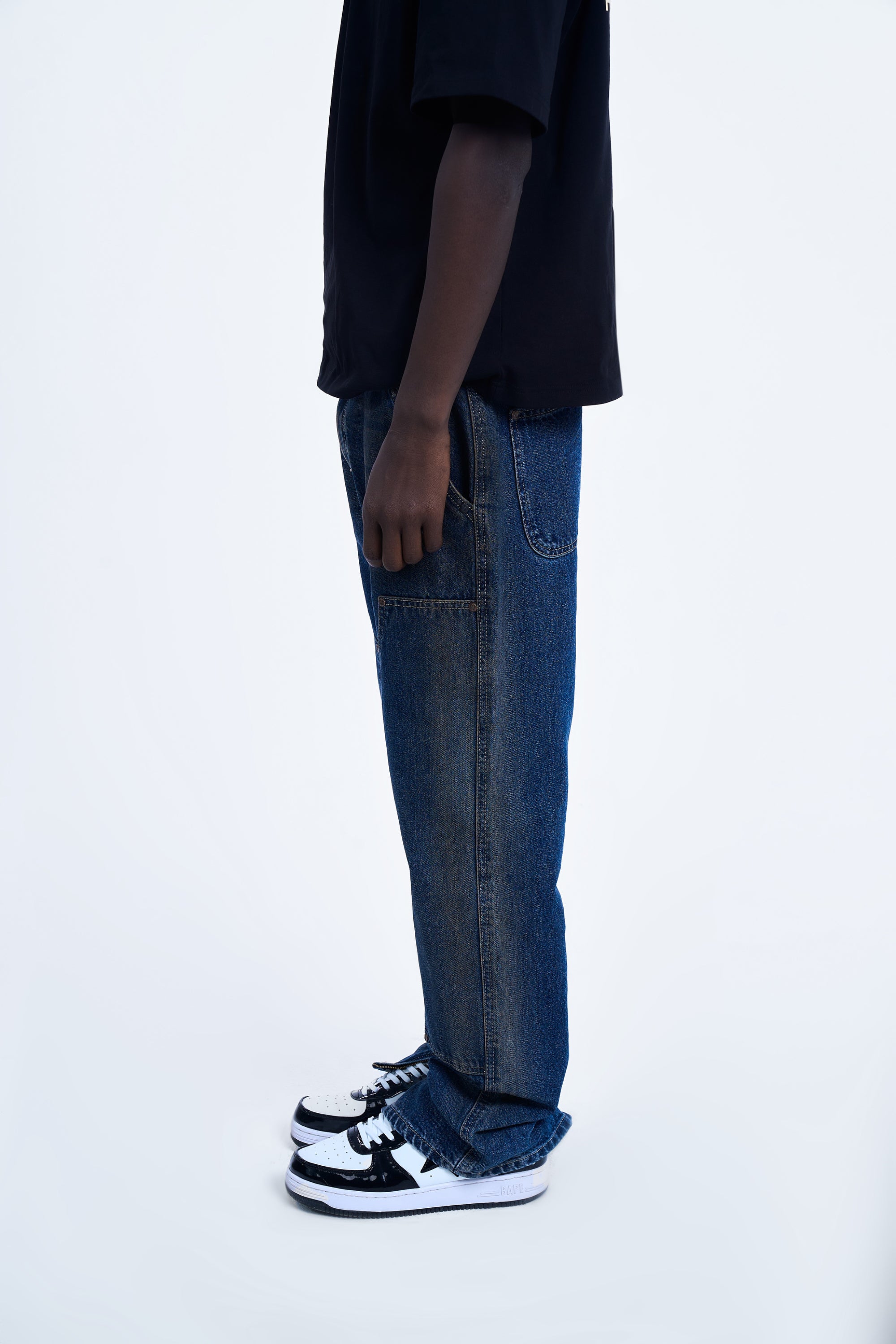 Seitenansicht rechts der MOE CHARLIE Double Knee Denim – dunkle Waschung mit Schmal-zu-Flare Verlauf am Beinschnitt