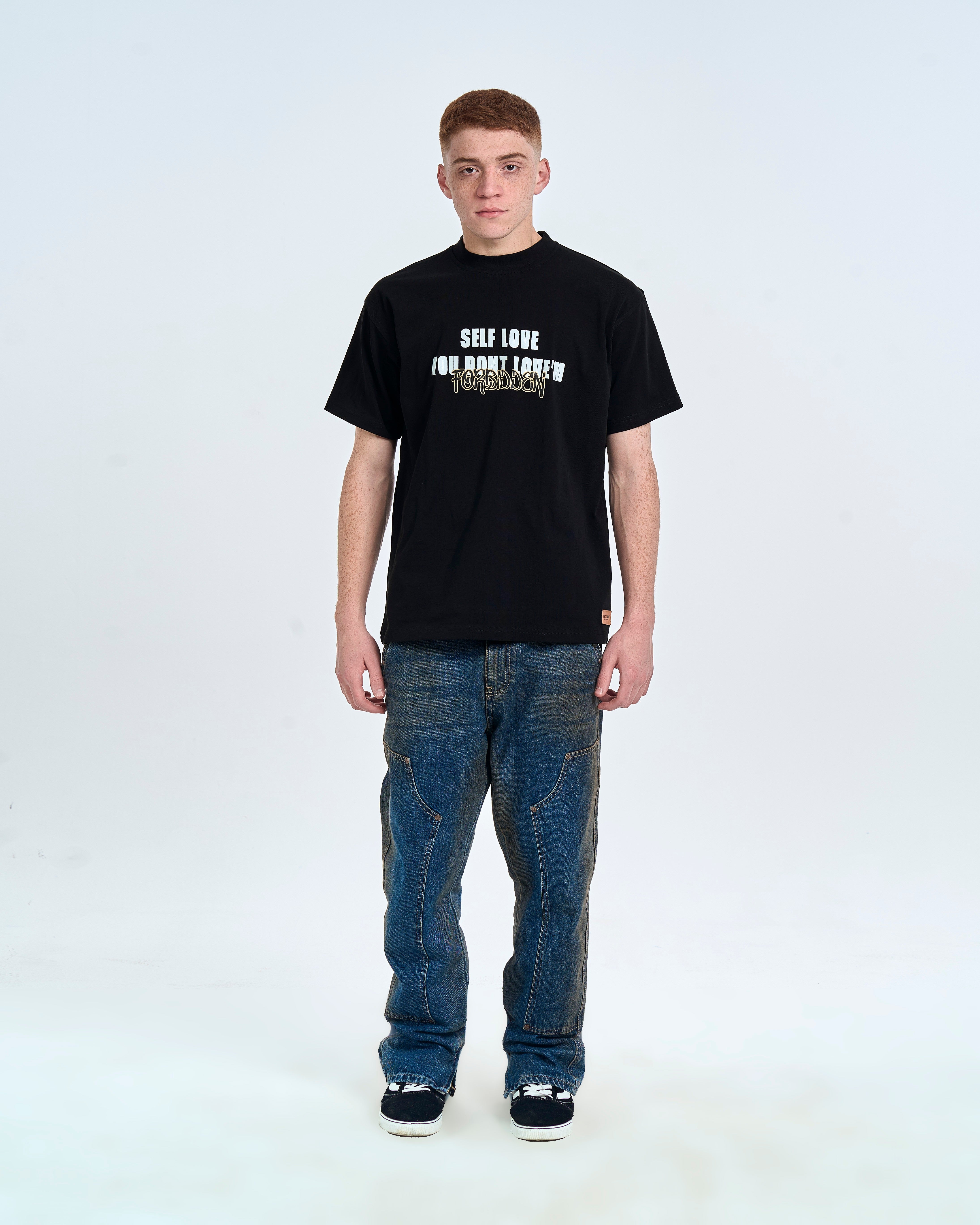 MOE CHARLIE Forbidden T-Shirt Schwarz - Frontansicht Herren, FORBIDDEN Statement-Print, Lederpatch am Saum