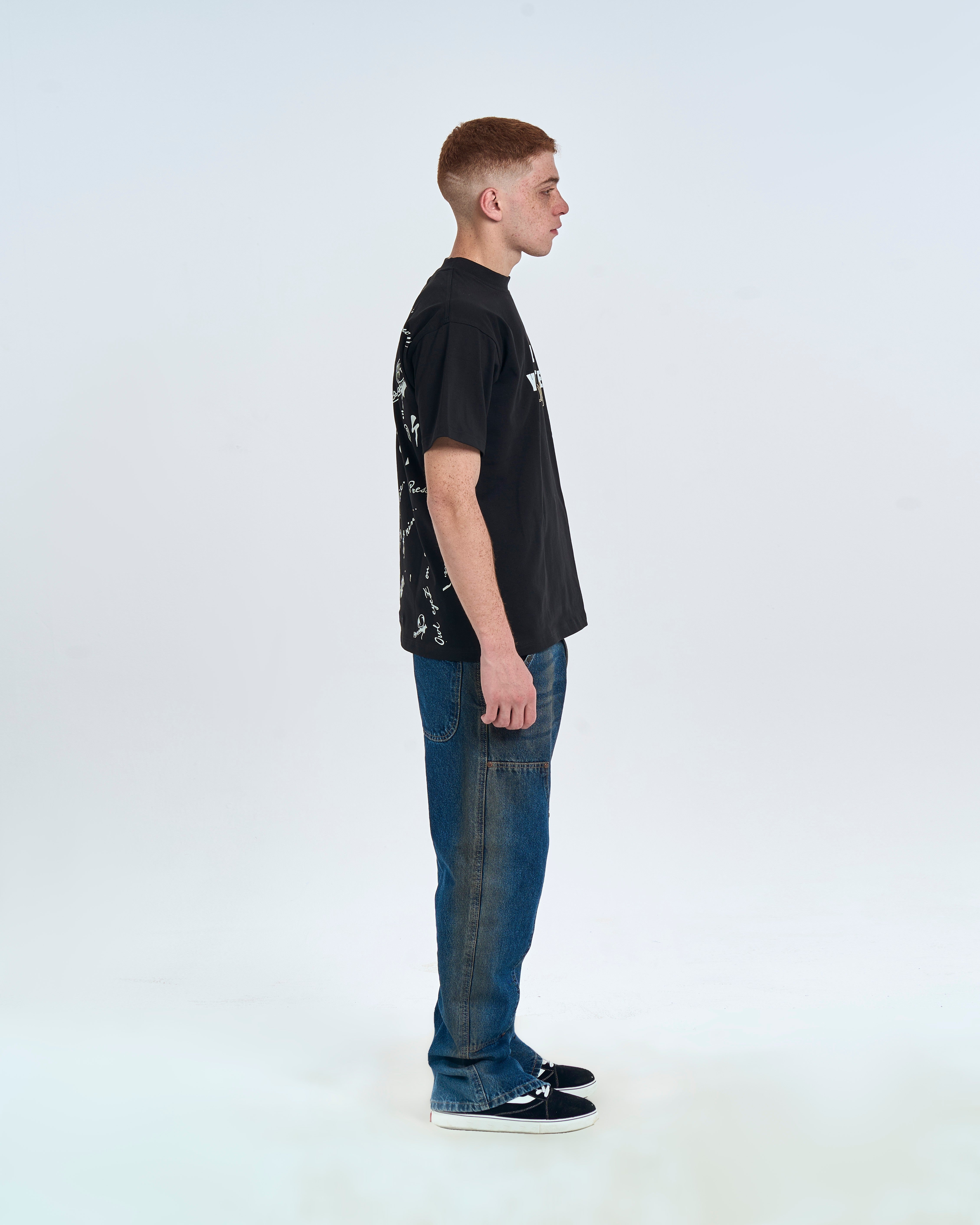 MOE CHARLIE Forbidden T-Shirt Schwarz - Seitenansicht rechts, All-Over-Graffiti-Text auf den Seiten sichtbar