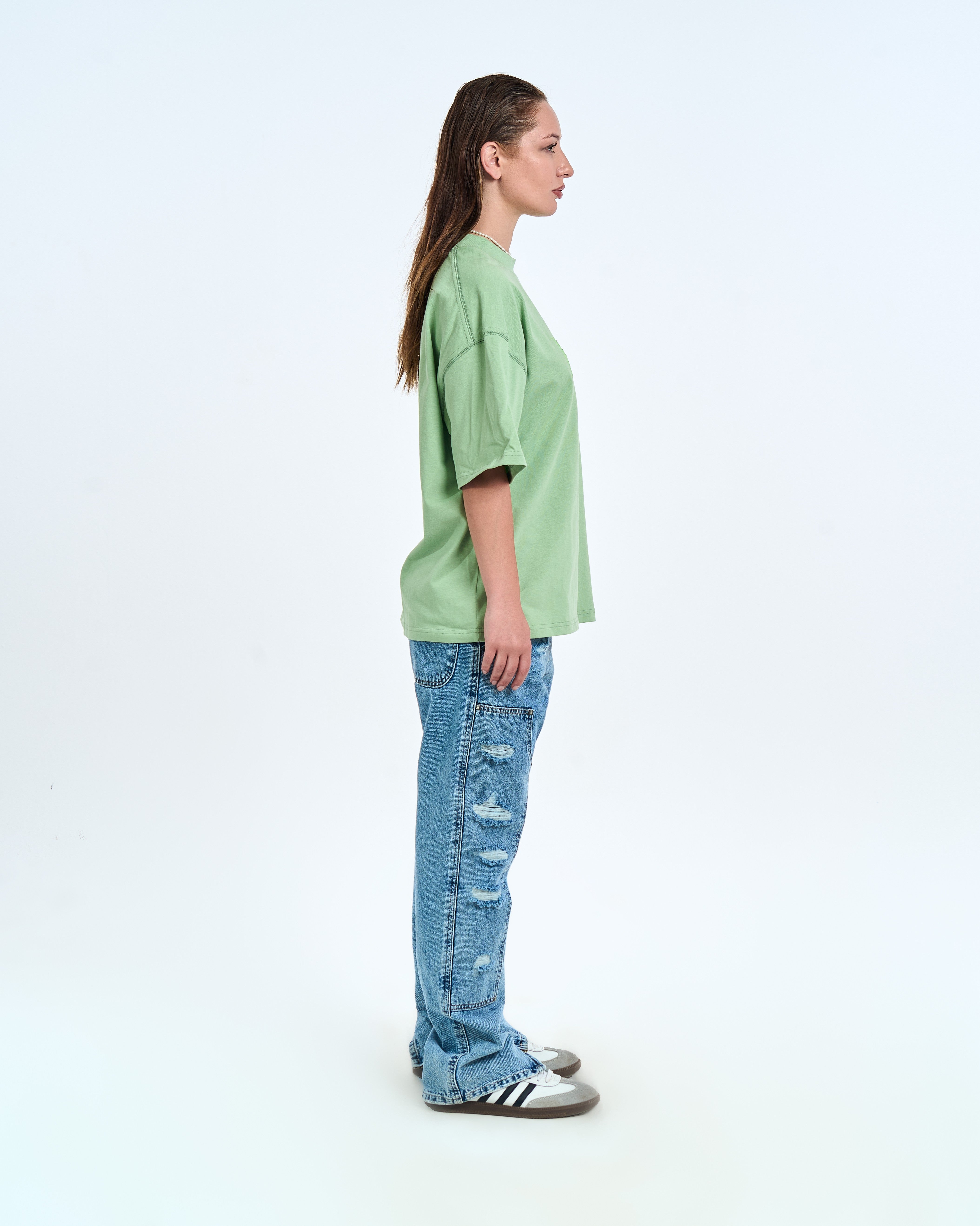 MOE CHARLIE Basic T-Shirt Mintgrün zweite Seitenansicht weiblich – Oversized getragen, Carpenter-Jeans, Samba