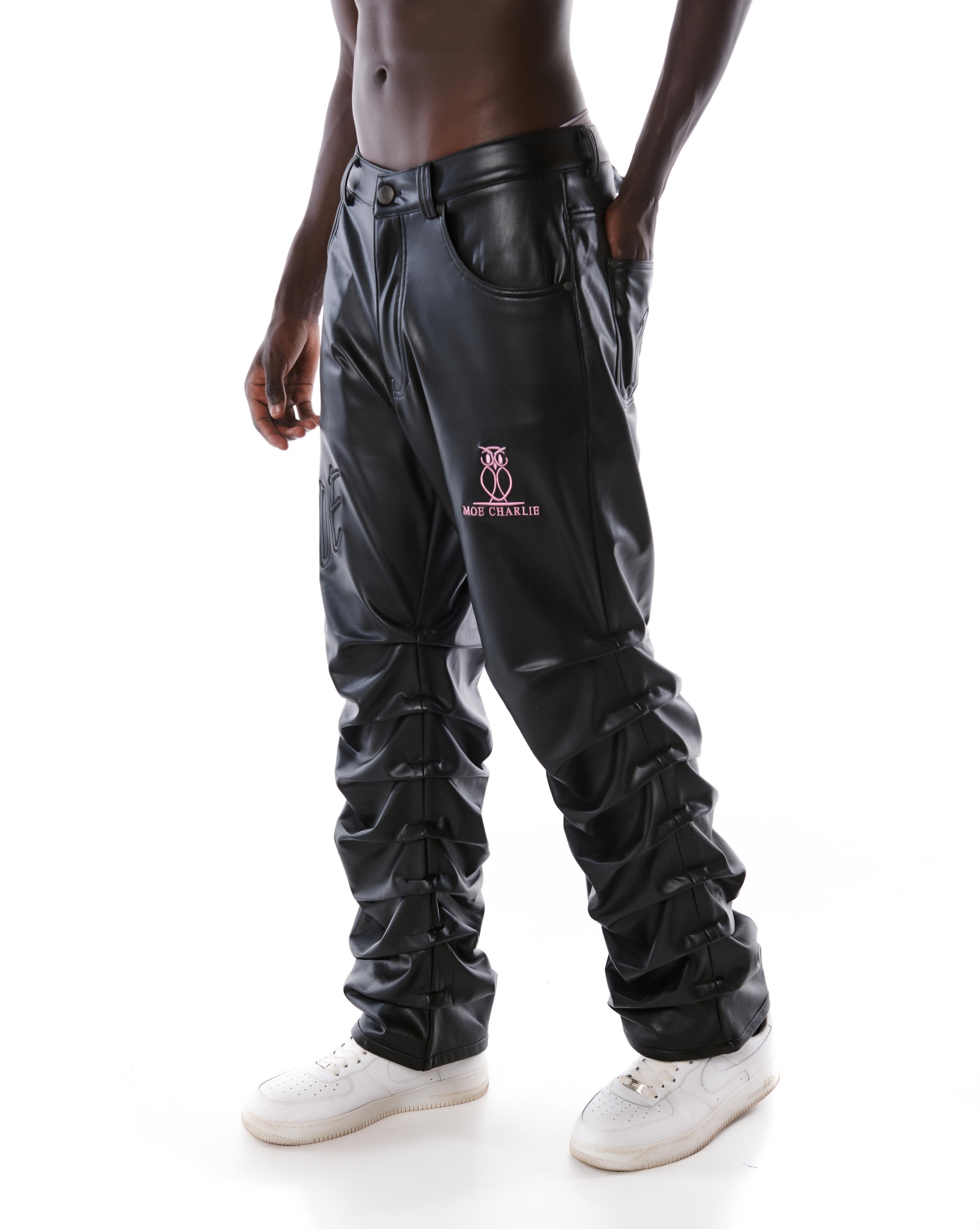 MOE CHARLIE Lederhose in Schwarz ohne Oberteil getragen, Seitenpose zeigt Schnitt und Stacked-Raffungen am Bein