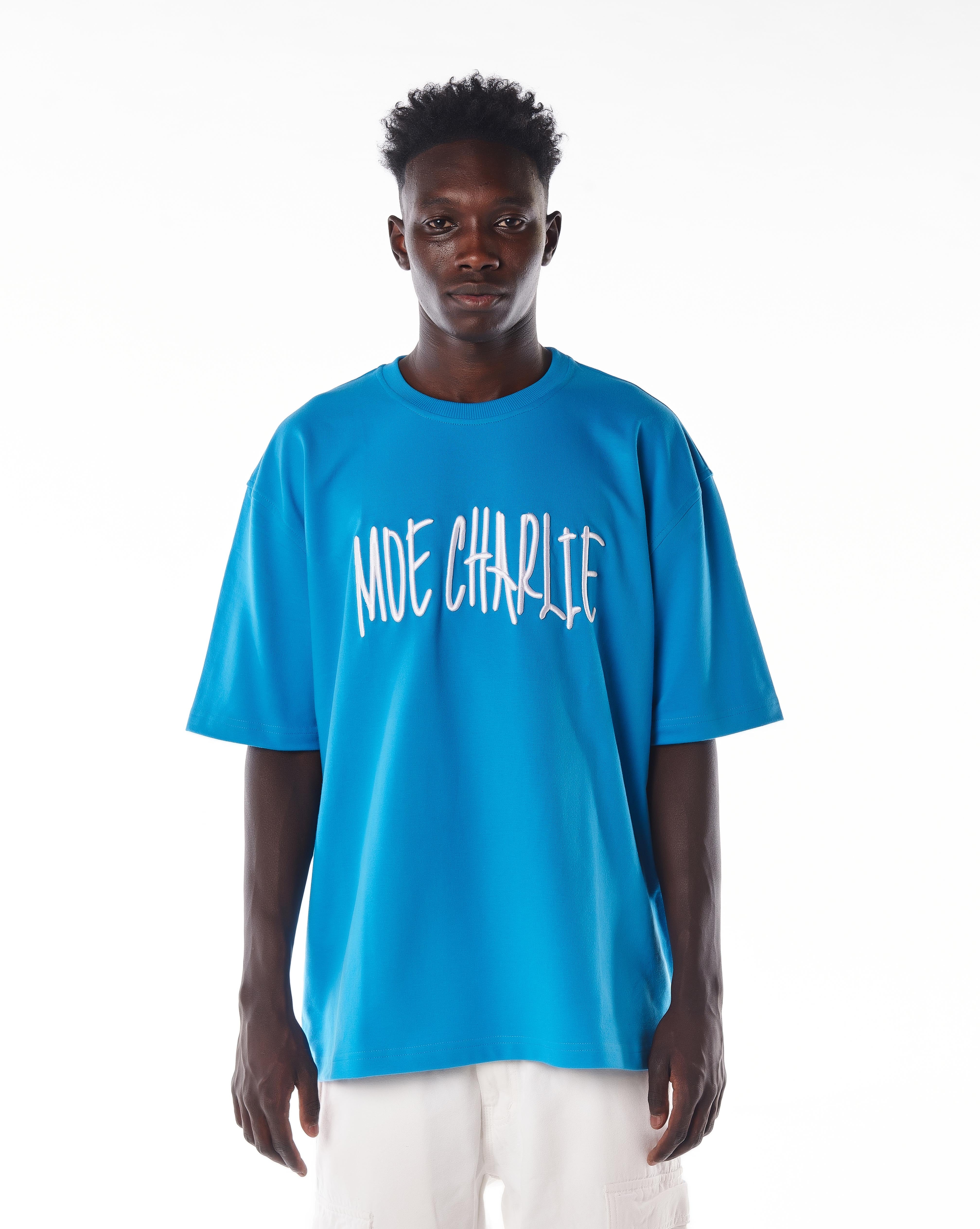 Frontansicht Nahaufnahme MOE CHARLIE Night Life T-Shirt, weißer Puff-Print auf Azurblau, direkter Blick