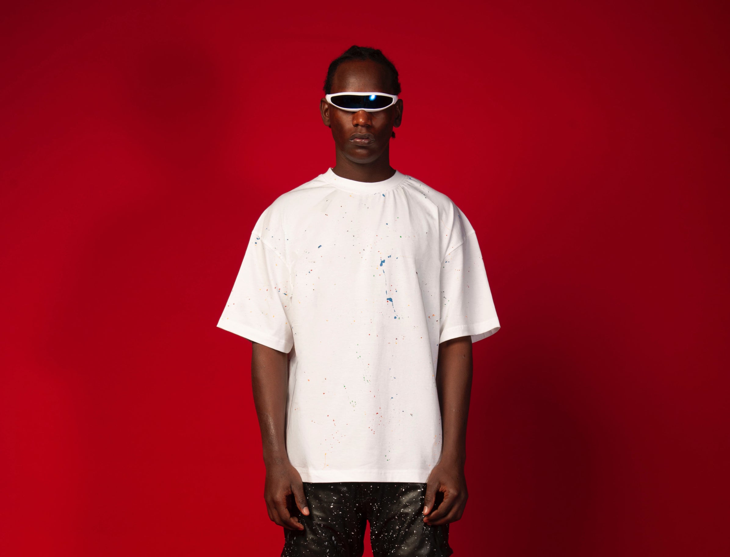 MOE CHARLIE Artist T-Shirt Weiss, Brustansicht maennlich, weisses Tee mit buntem Farbspritzer-Print, weisser Visor