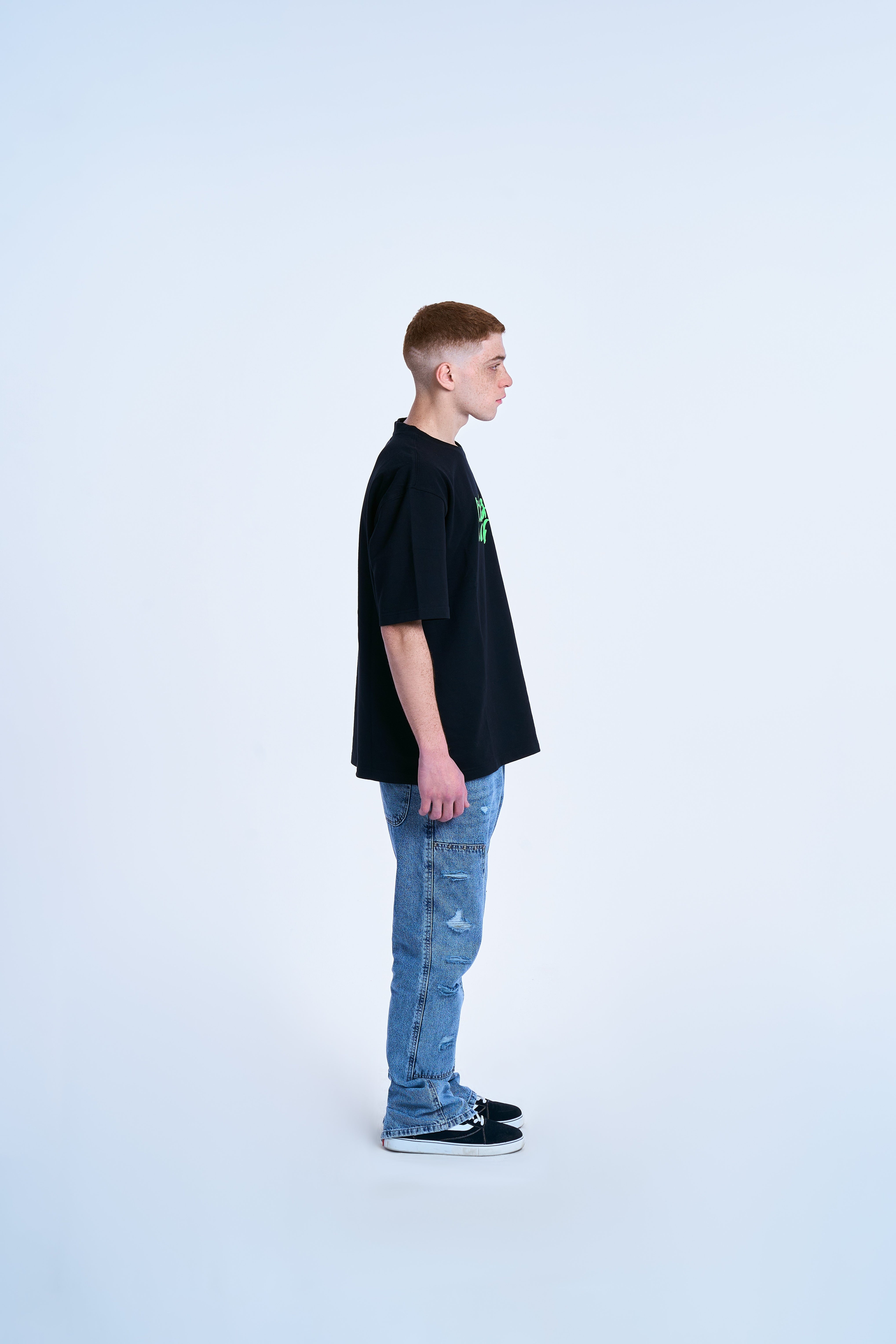 Graffiti T-Shirt von MOE CHARLIE, rechte Seitenansicht, schwarzes Oversize-Shirt mit grünem Print