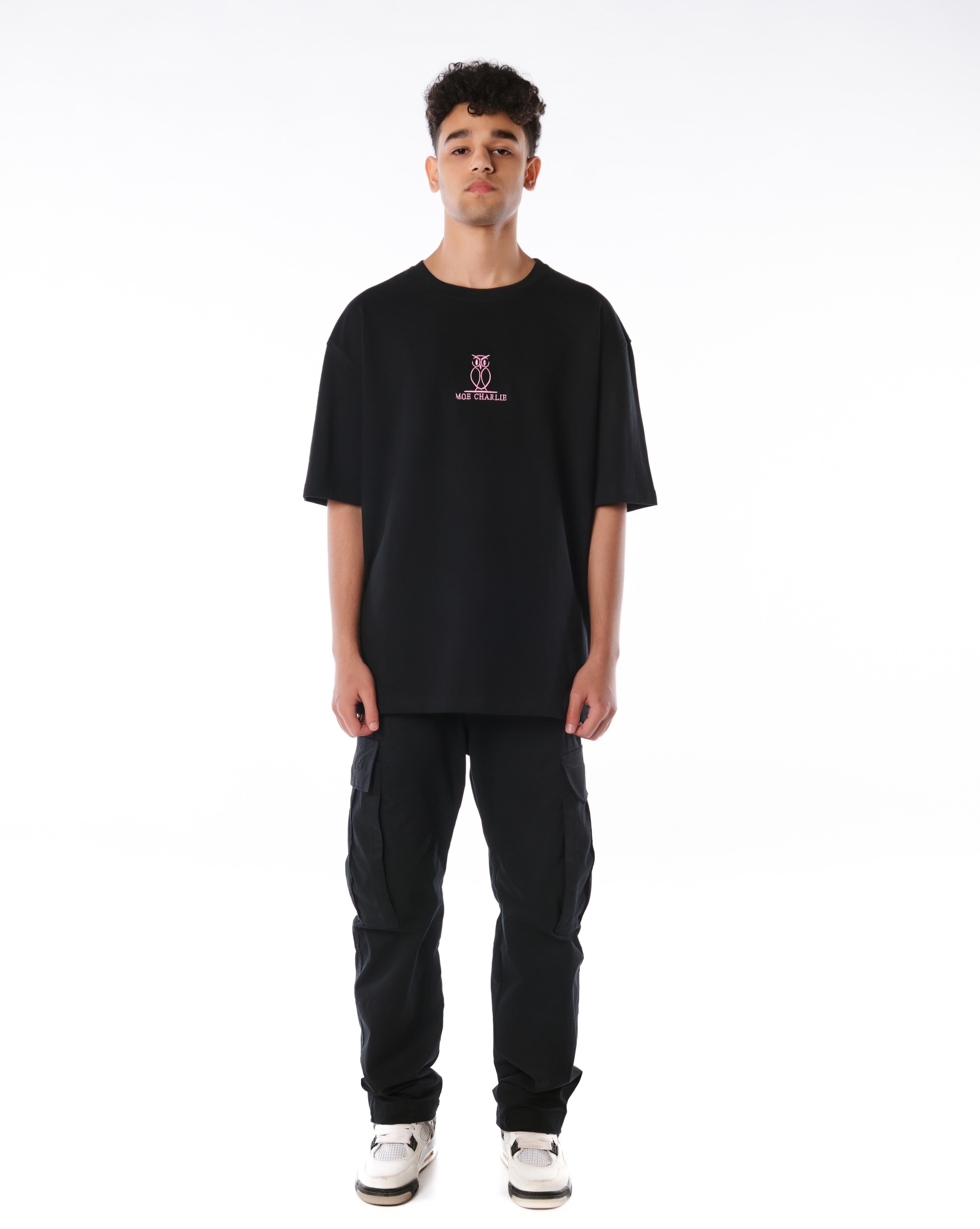 MOE CHARLIE Pink Logo Oversize T-Shirt, Frontpose mit Drop-Shoulder-Schnitt und rosa Brust-Stickerei