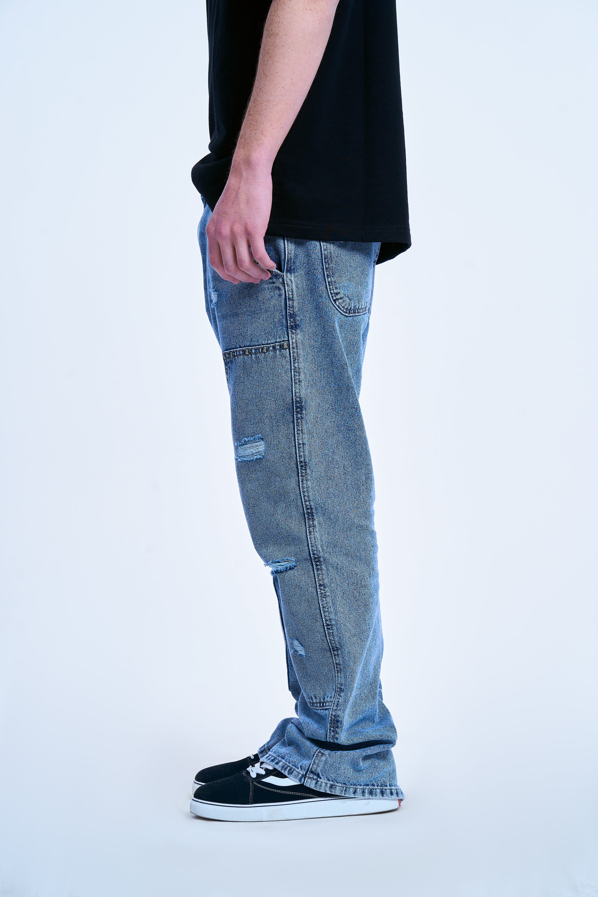 MOE CHARLIE Carpenter Flare Denim linke Seite – Distressing-Details und Utility-Panel-Naht von der Seite betrachtet