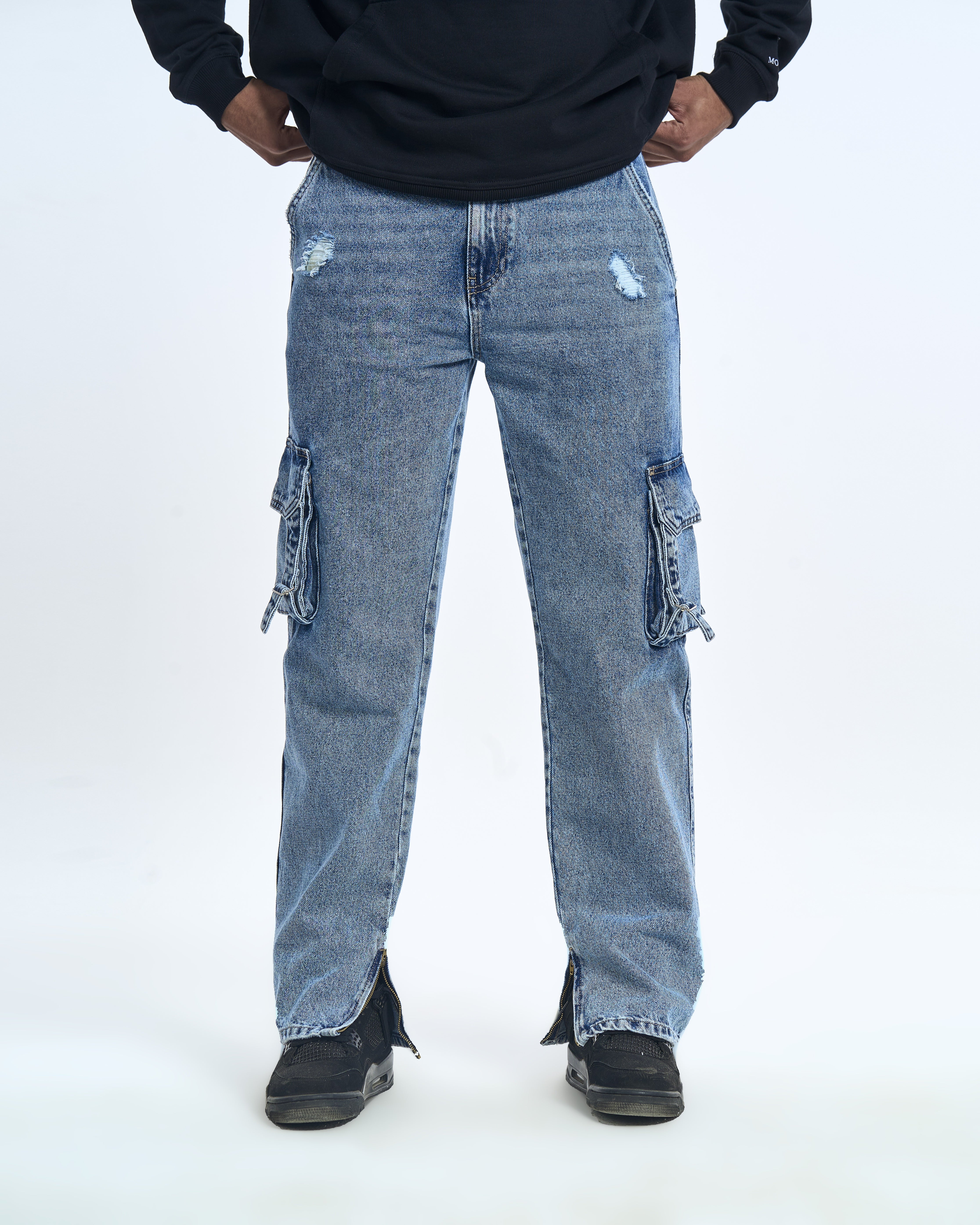 MOE CHARLIE Ice Cargo Denim Frontansicht – eisblau, Cargotaschen beidseitig mit Schnallen, Knöchel-Zipper geöffnet