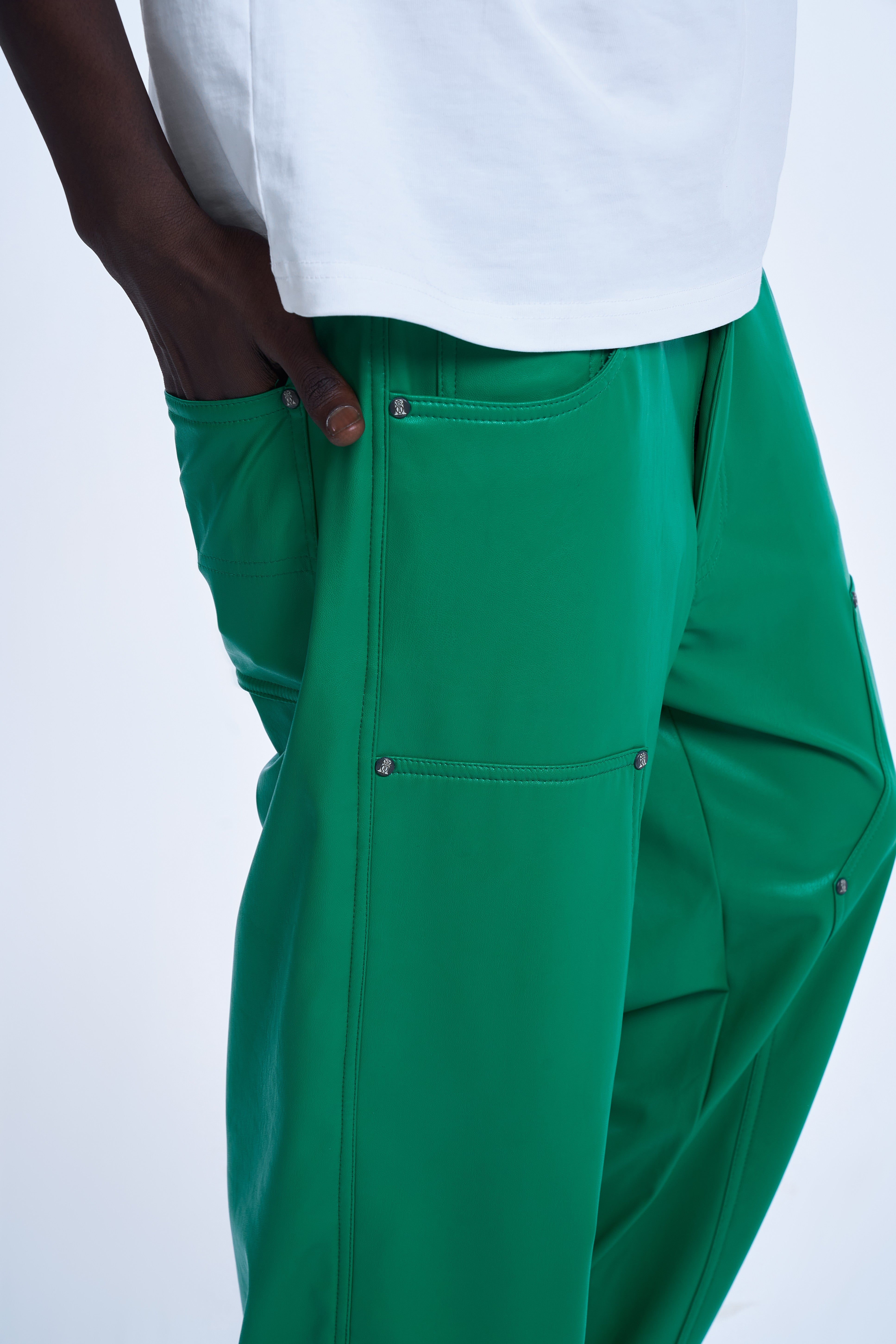 Nahaufnahme Seitentasche Carpenter Leather Pants MOE CHARLIE Gruen, Druckniet-Detail auf glattem Kunstleder