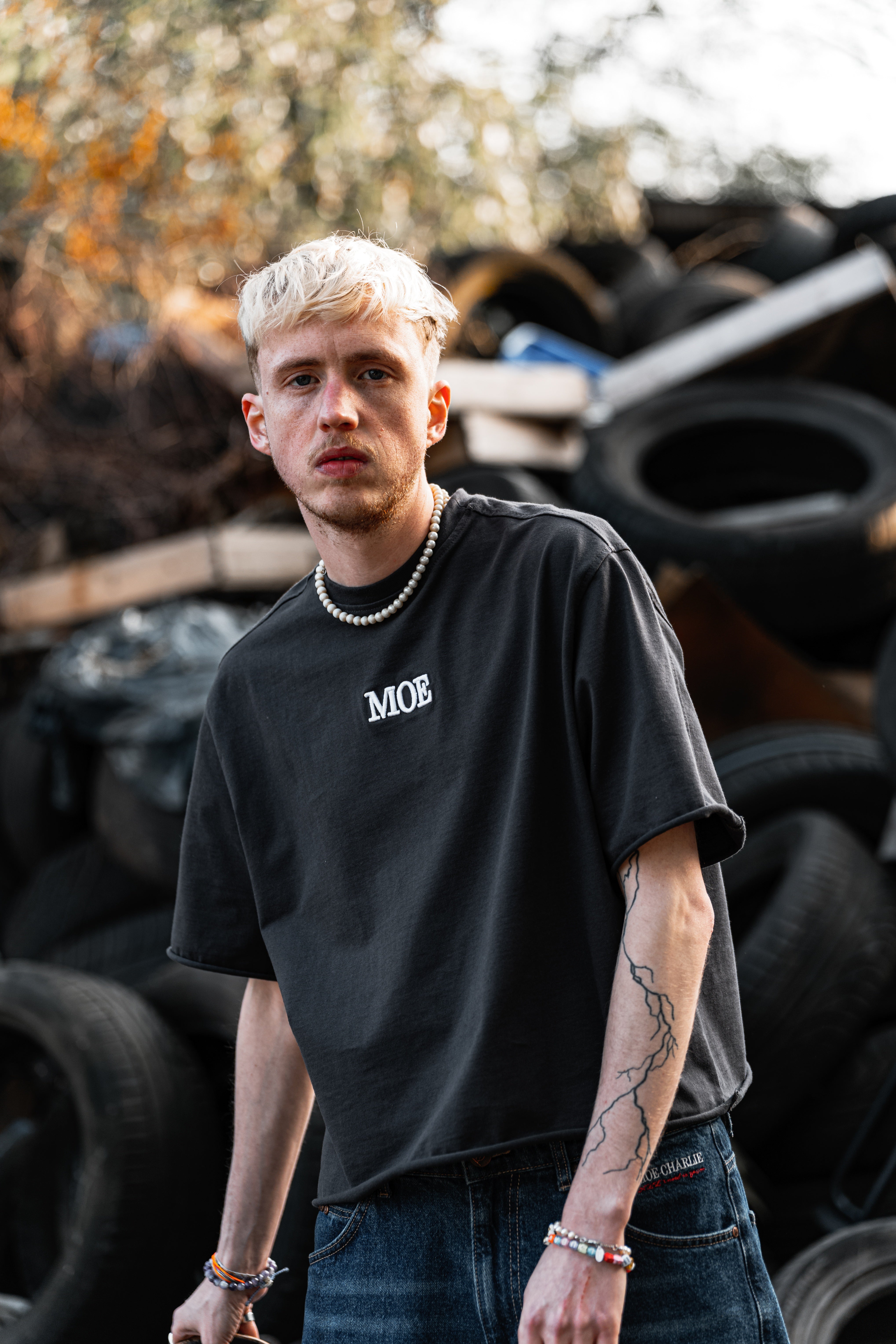 MOE Cropped T-Shirt in Schwarz