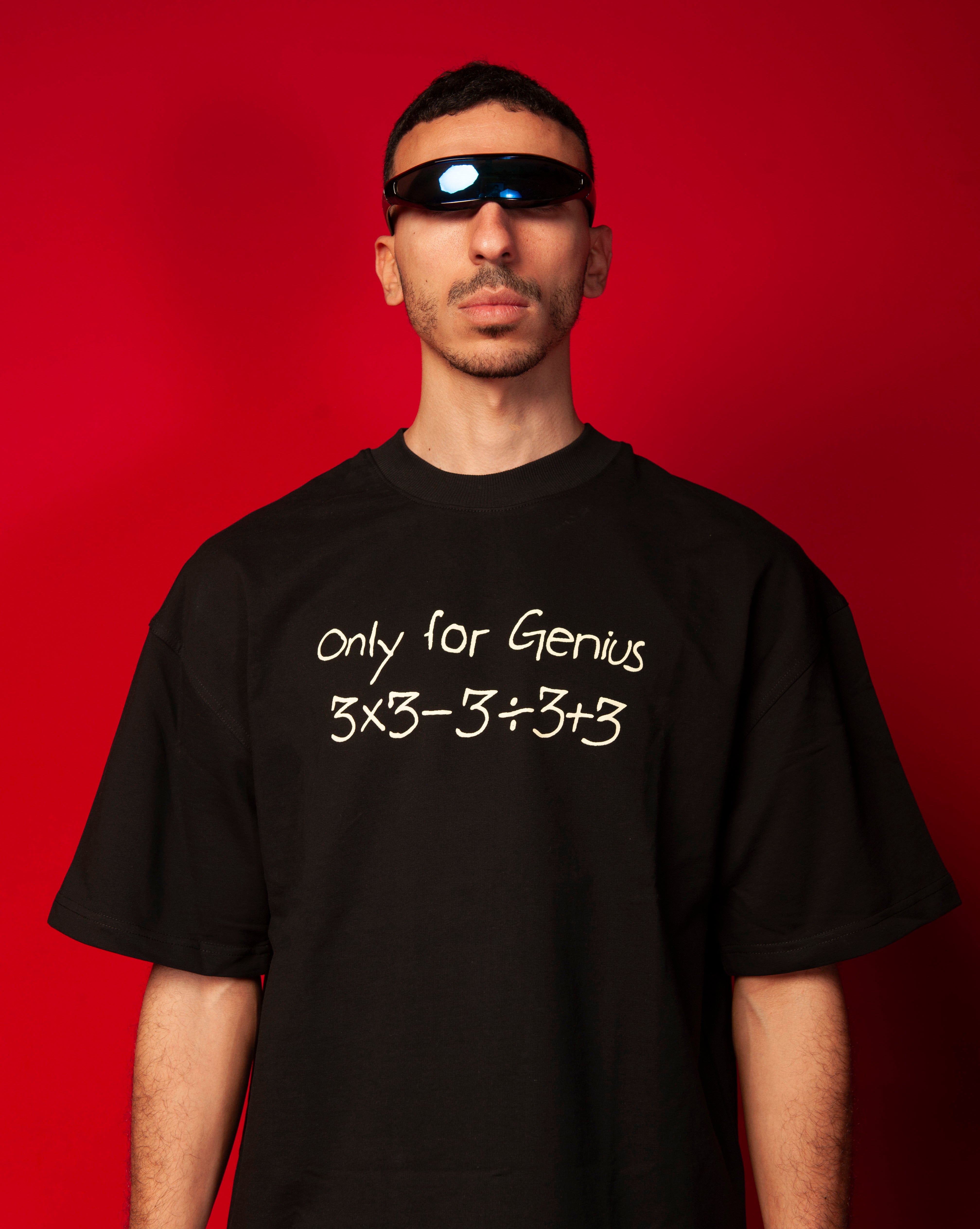 MOE CHARLIE Genius T-Shirt Frontansicht, schwarzes Tee mit Only-for-Genius-Print und Mathe-Gleichung, blauer Visor