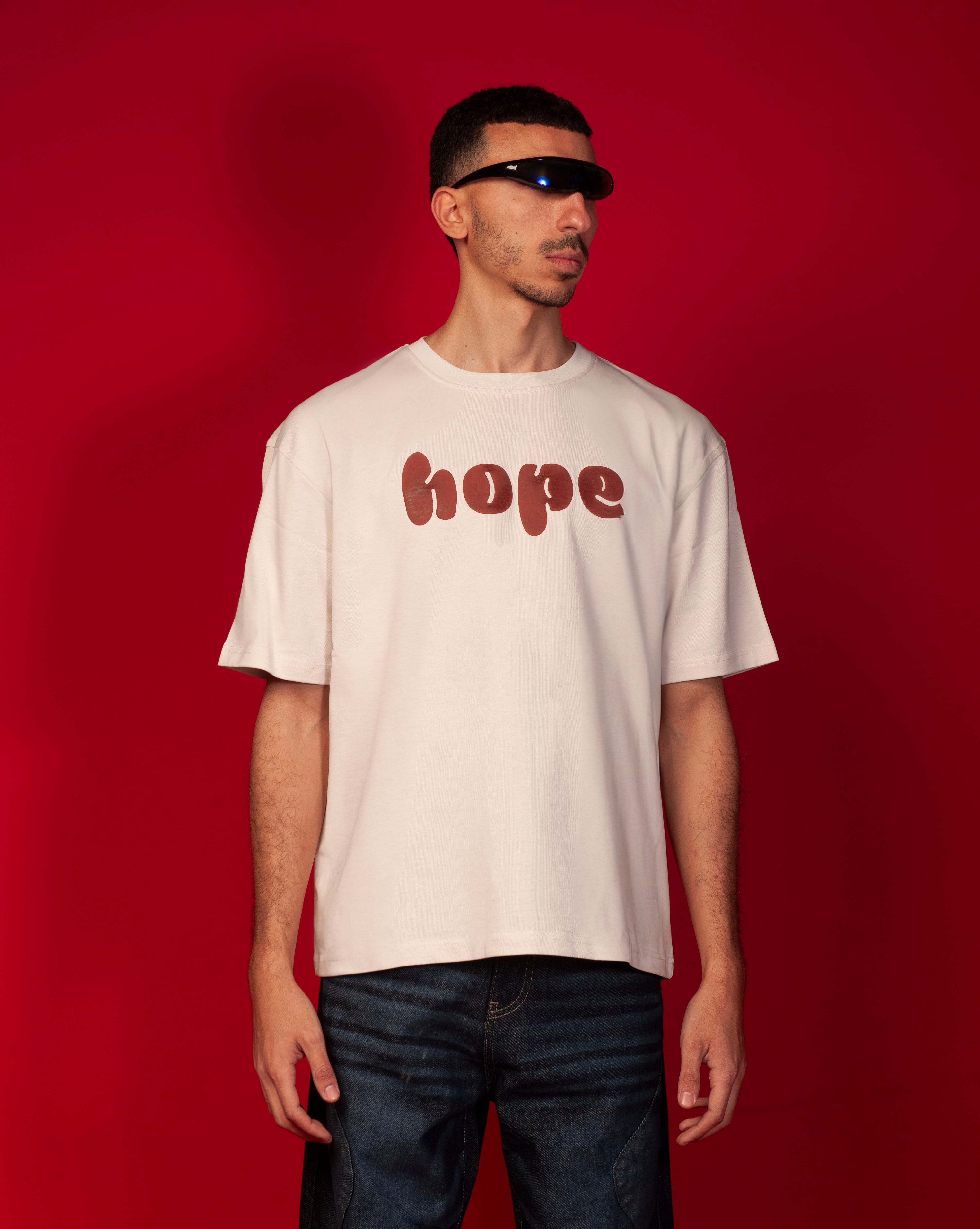 MOE CHARLIE Hope T-Shirt Brustansicht, cremeweisses Oversize-Tee mit grossem terrakottafarbenem hope-Schriftzug
