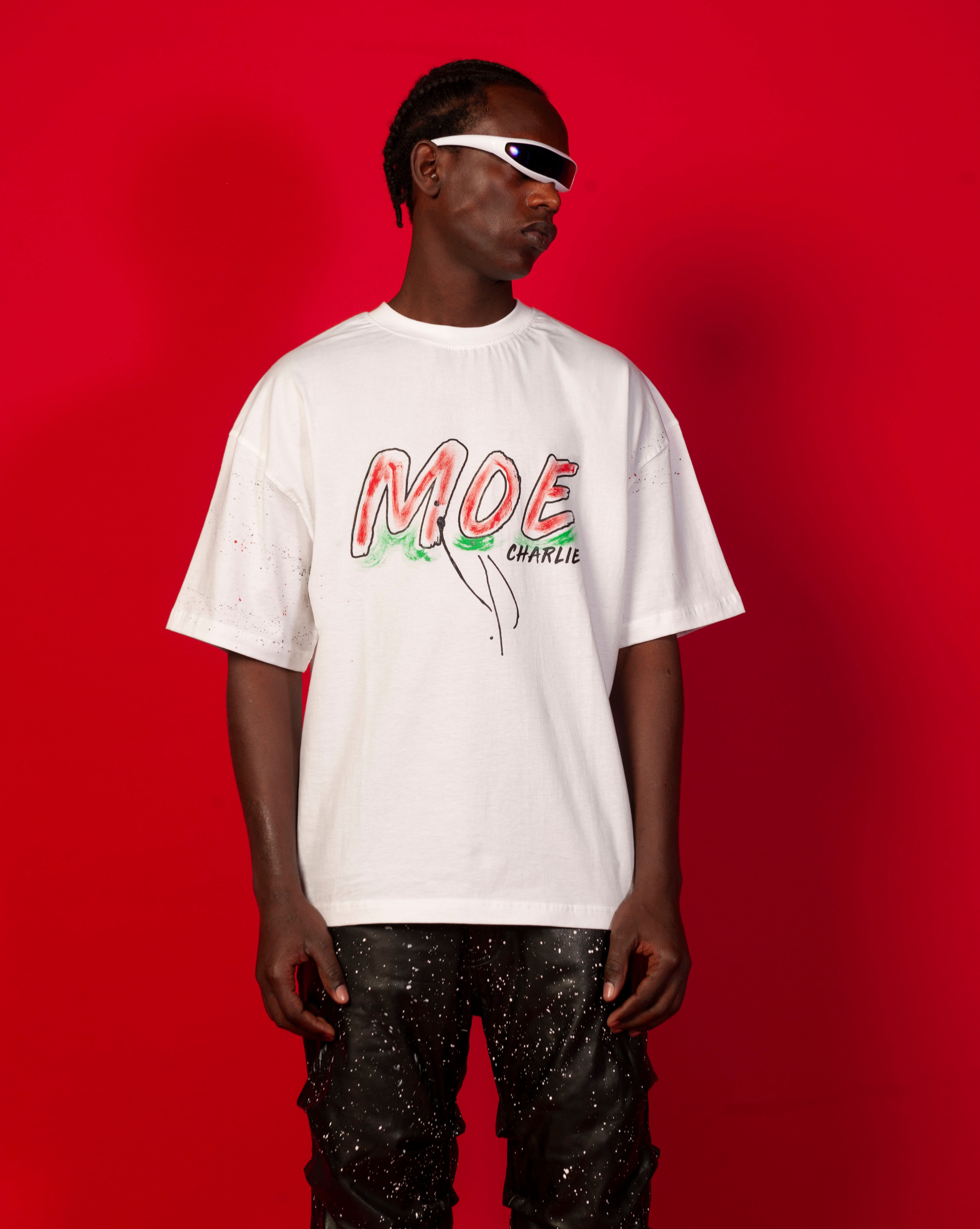 MOE CHARLIE Moe T-Shirt Weiss, Brustansicht maennlich, roter Graffiti-MOE-Print auf weissem Tee, Farbspritzer-Aermeln