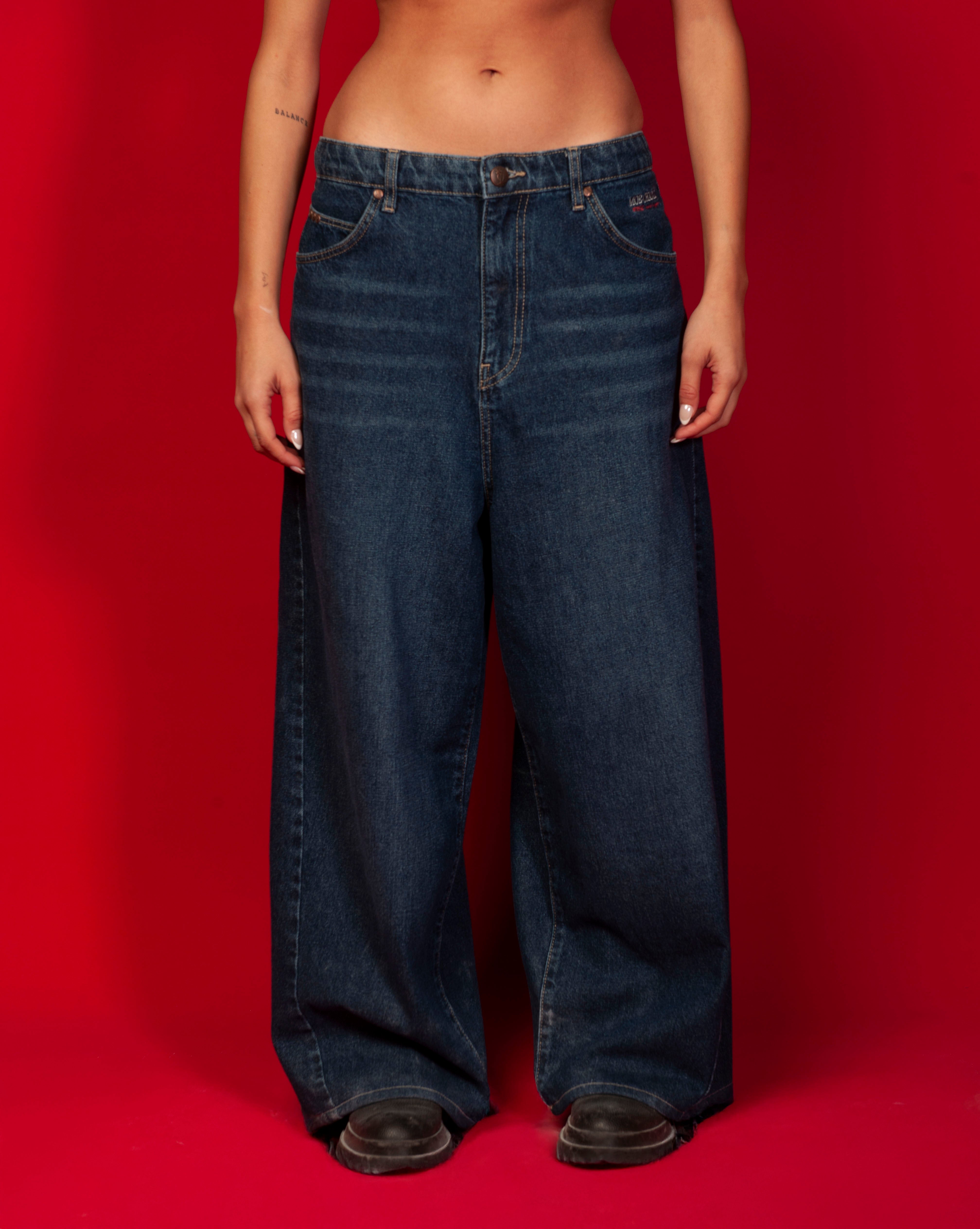 Detailaufnahme Taillenbund Extra Baggy Denim Blau MOE CHARLIE, rote Stickerei und Metallknopf weiblich