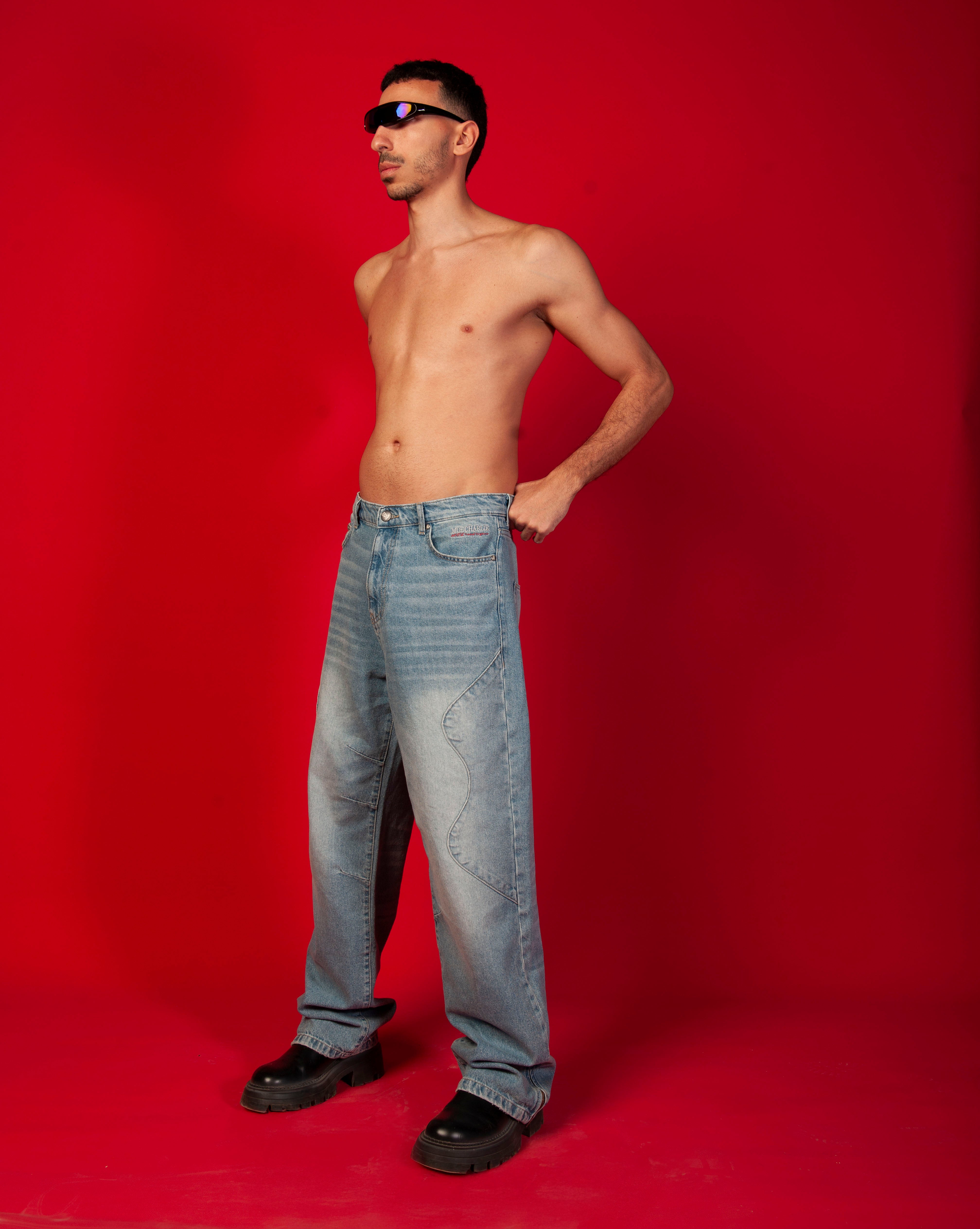 Baggy Denim MOE CHARLIE Hellblau, zweite Seitenansicht maennlich - Hand in Tasche, breite Beinsilhouette