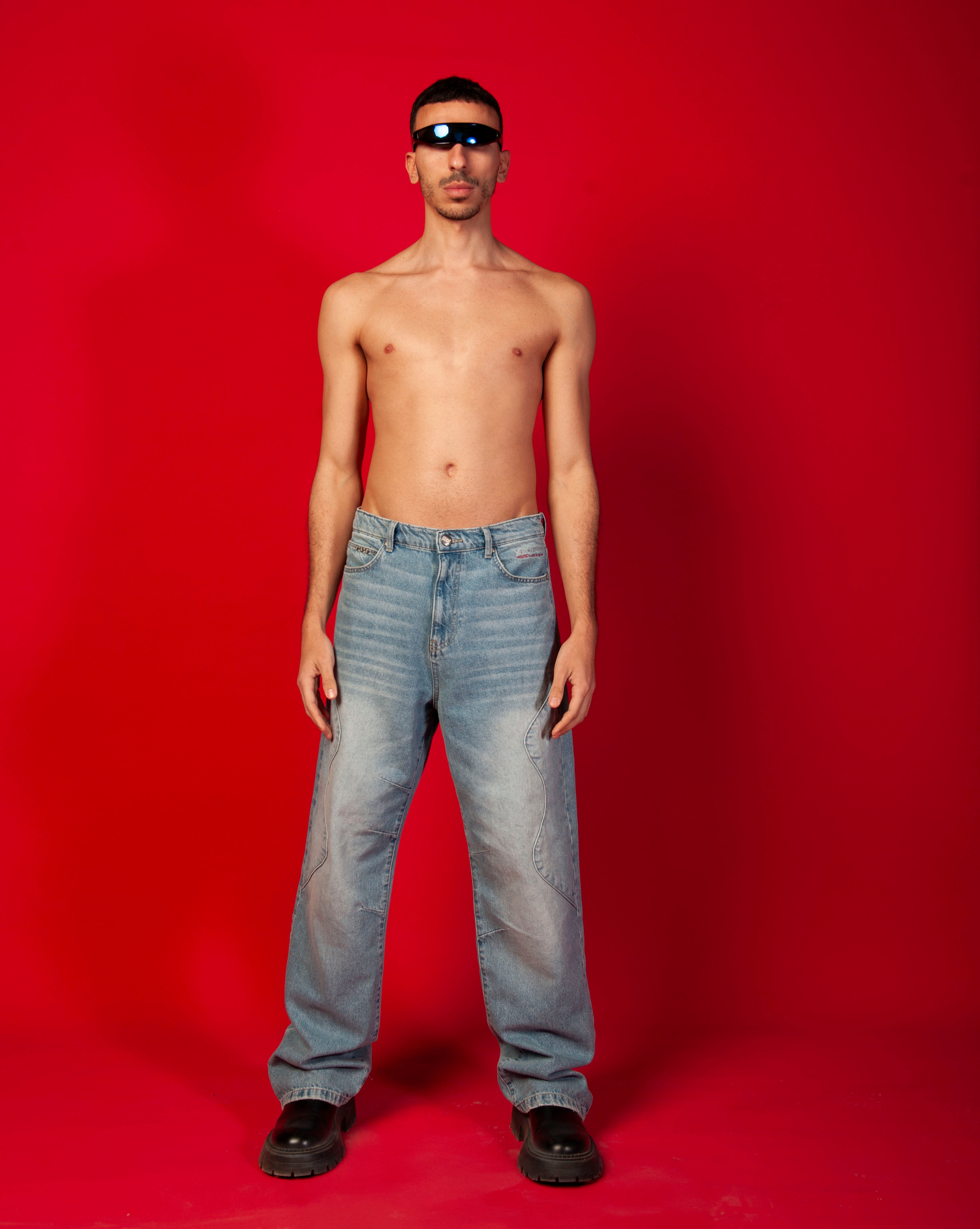Baggy Denim MOE CHARLIE Hellblau, Frontansicht maennlich, Ganzkoerper, hellblau verwaschen, Visor-Brille