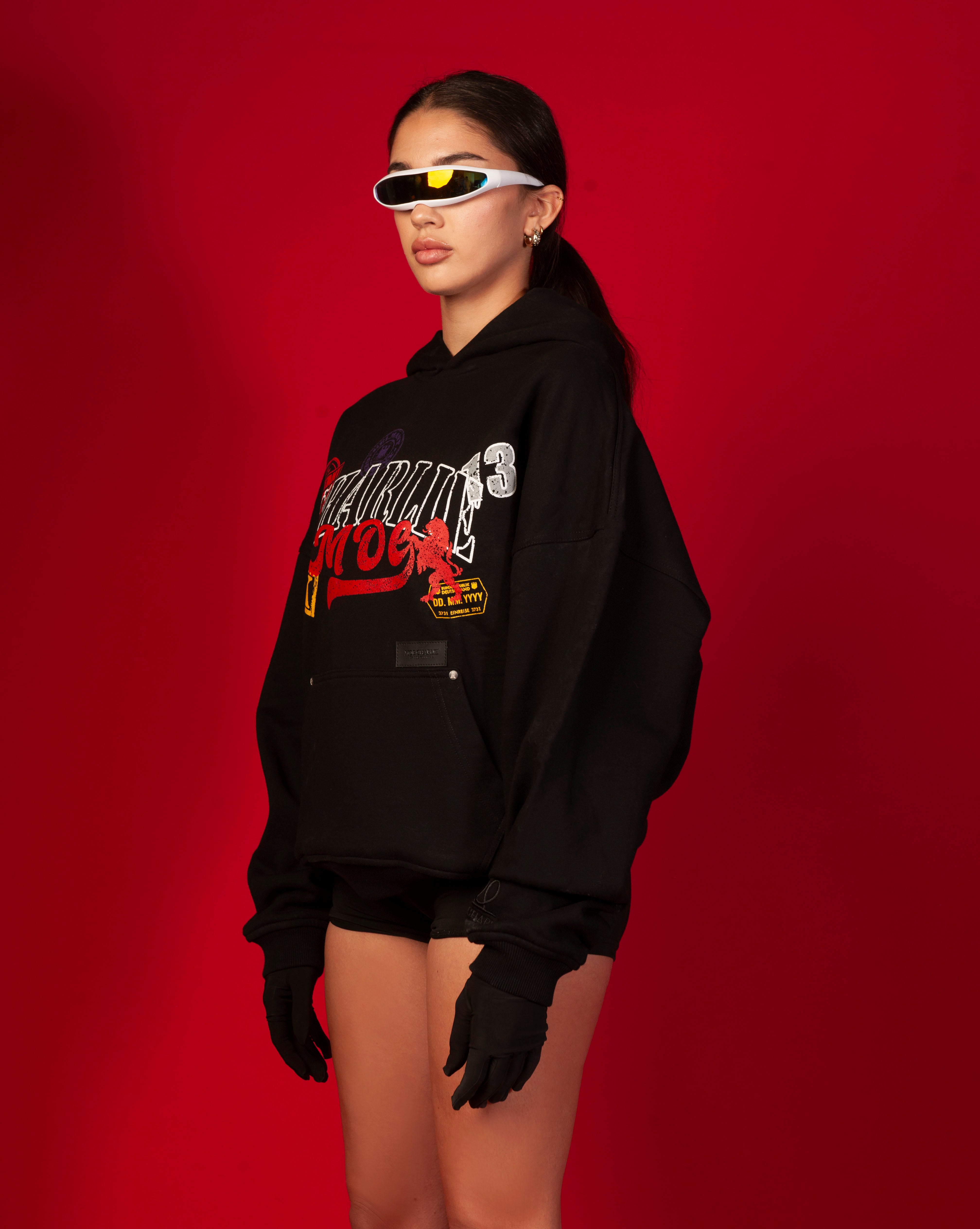 Seitenansicht Stampel Hoodie MOE CHARLIE weiblich, Stamp-Print von der Seite, Handschuhe und Shorts