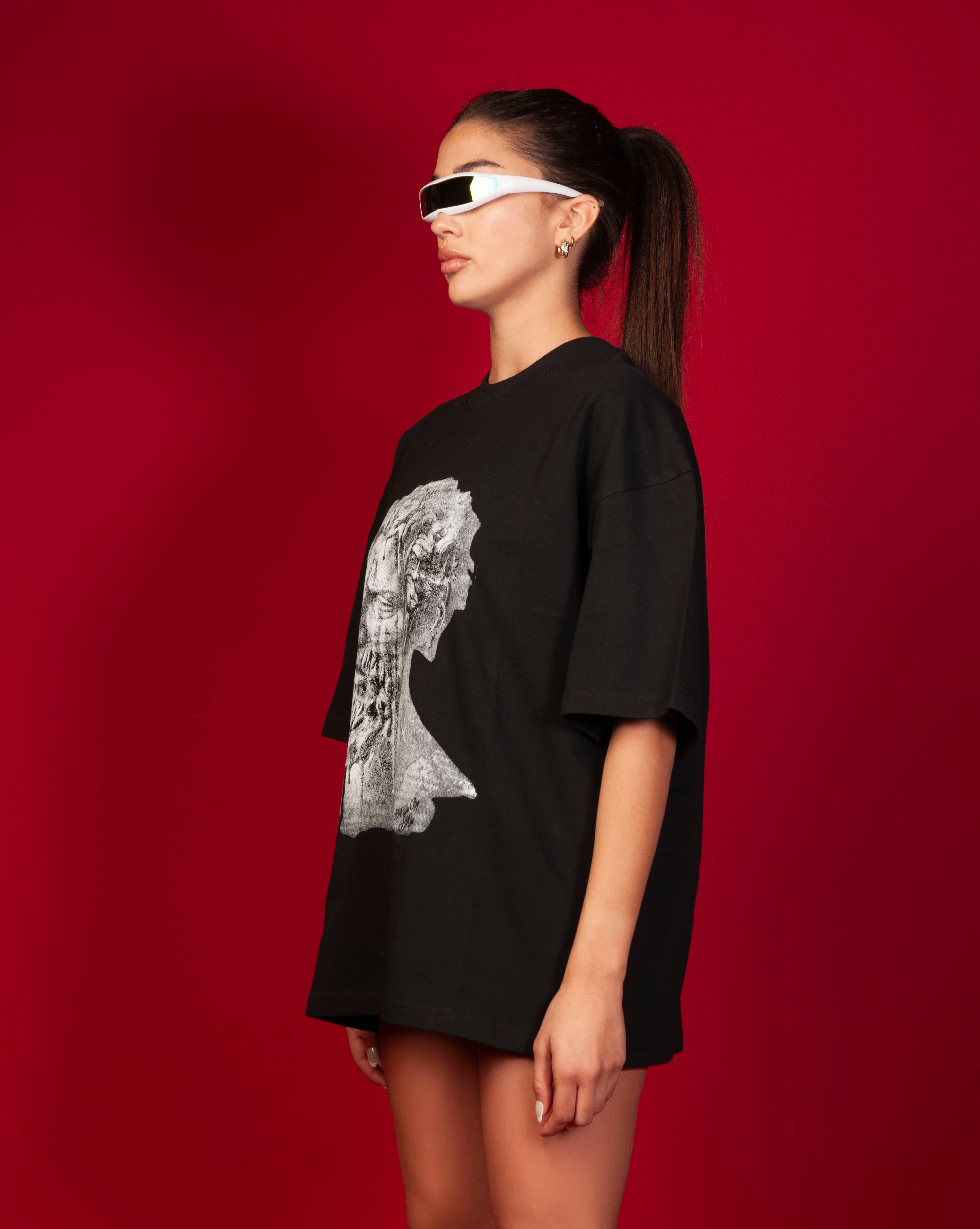 Seitenansicht Patience T-Shirt MOE CHARLIE weiblich, Ponytail, weisser Wraparound-Visor, schwarzes Buesten-Motiv auf Tee