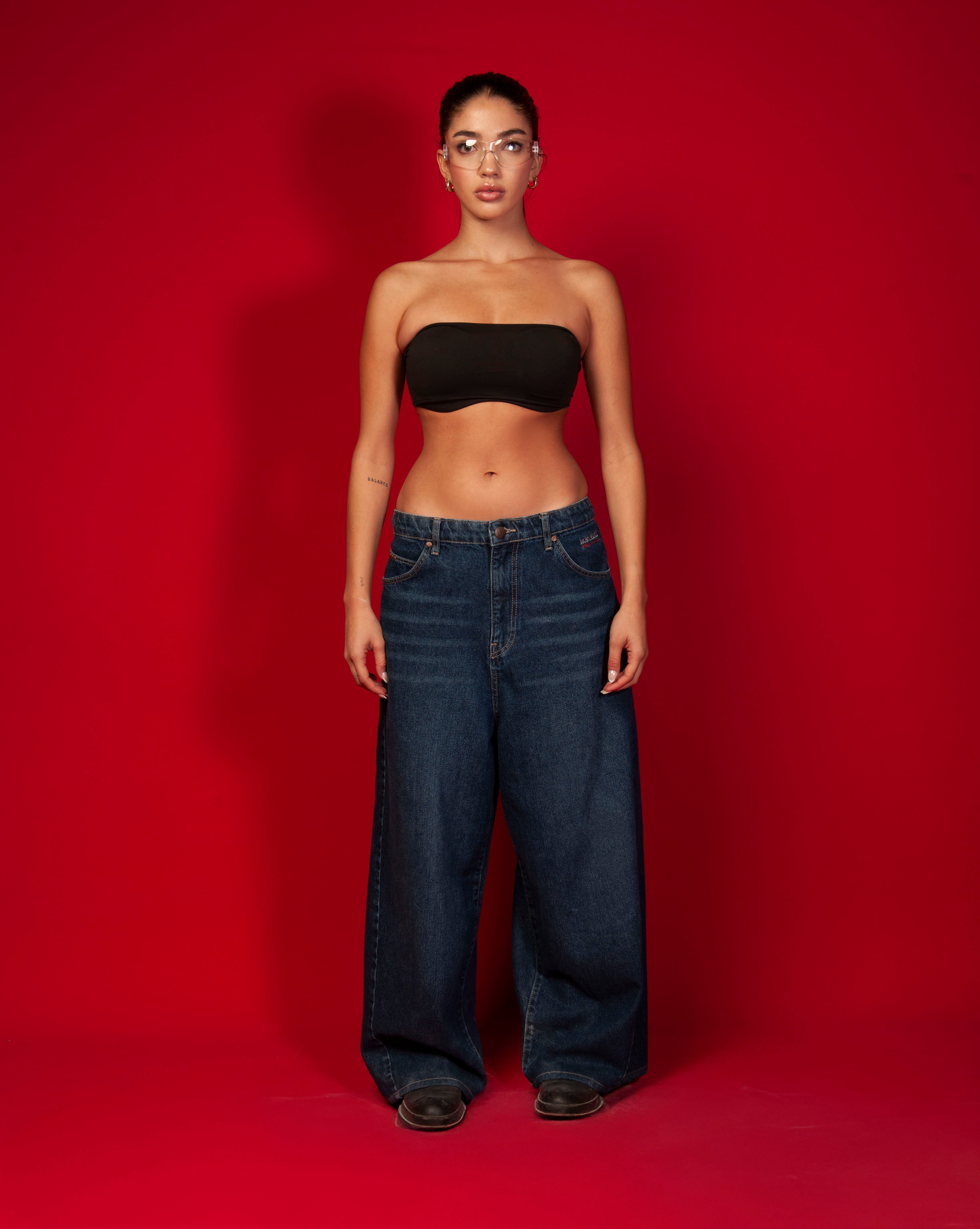 Extra Baggy Denim Blau MOE CHARLIE, Frontansicht weiblich, schwarzes Bandeau-Top