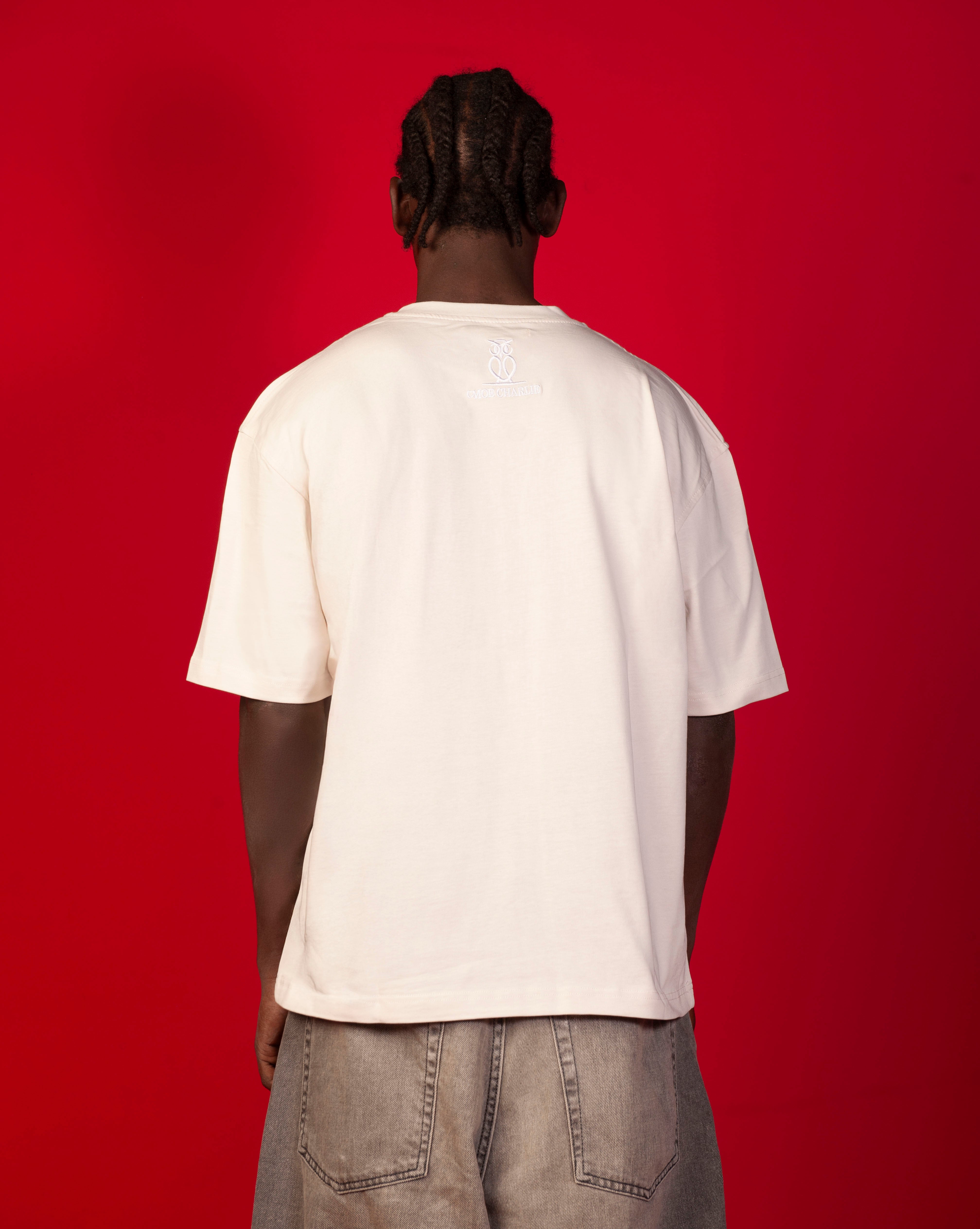 Rueckenansicht No Risk No Story T-Shirt MOE CHARLIE, weisse saubere Rueckseite mit tonal Logo, maennlich mit Braids