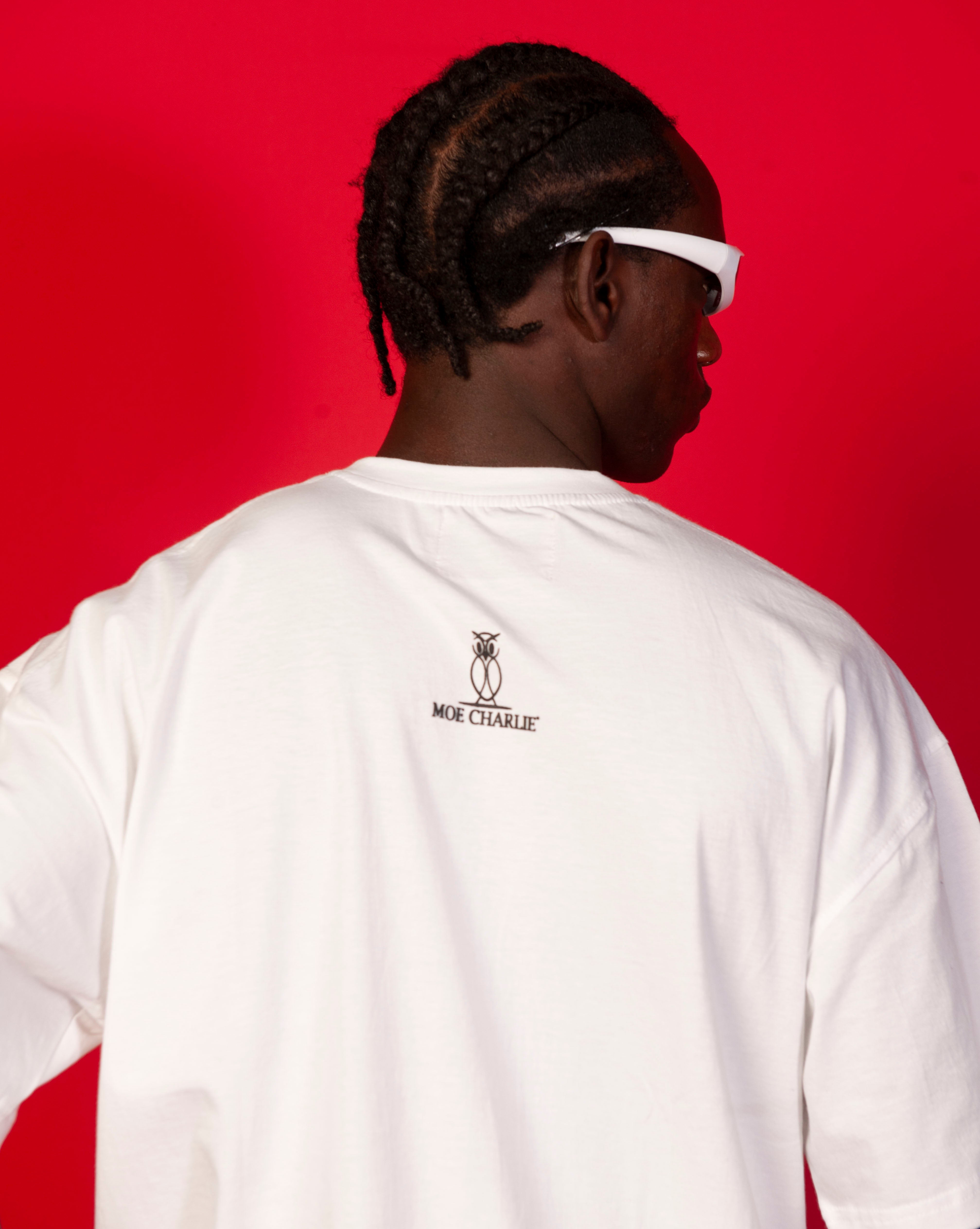 Nahaufnahme Ruecken Moe T-Shirt Weiss MOE CHARLIE, dunkles Owl-Logo mittig auf weissem Tee, weisser Visor