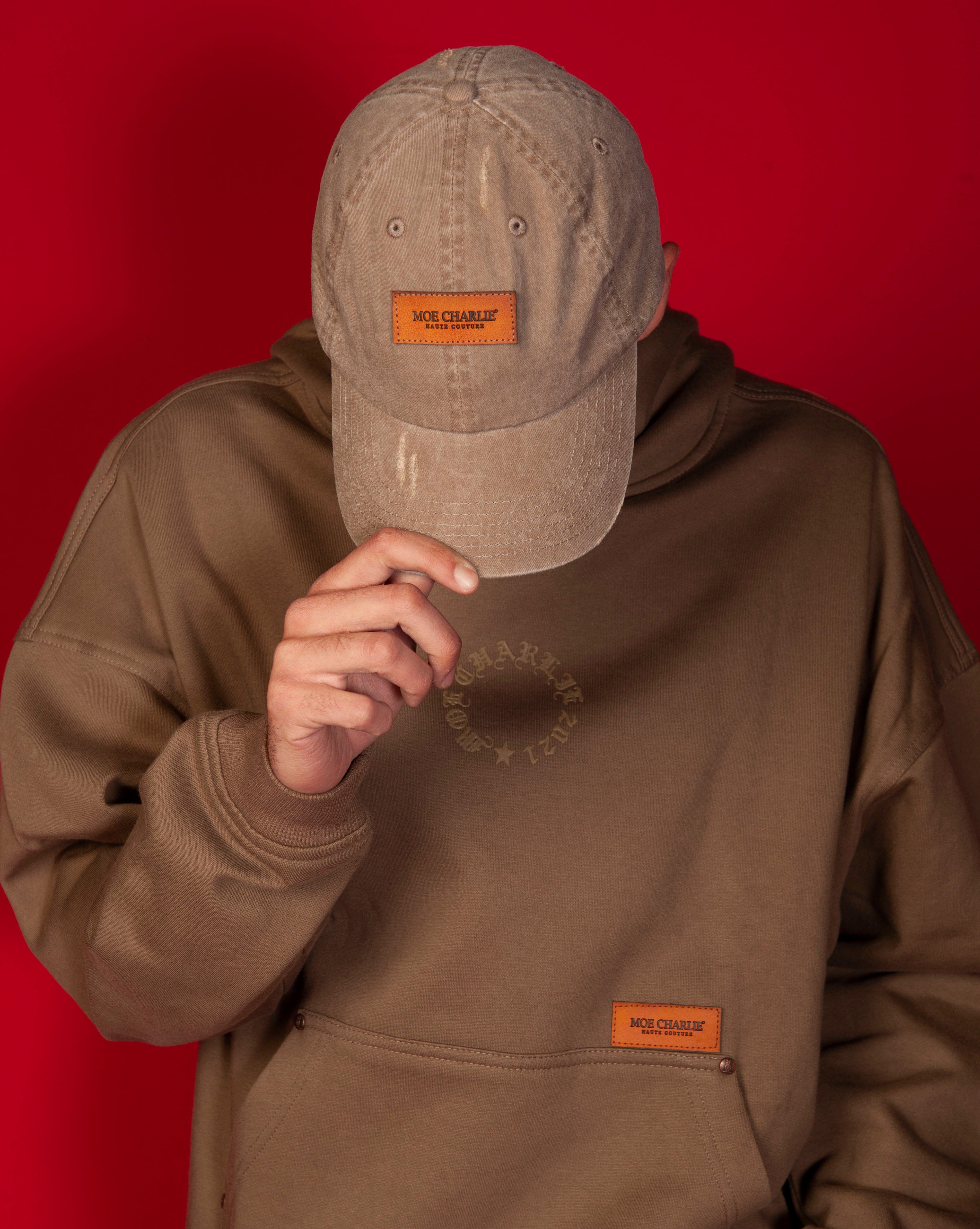 MOE CHARLIE Cap bedeckt Gesicht, maennlich, olive-beige faded Cap, caramel Label-Patch und Haute-Couture-Stickerei