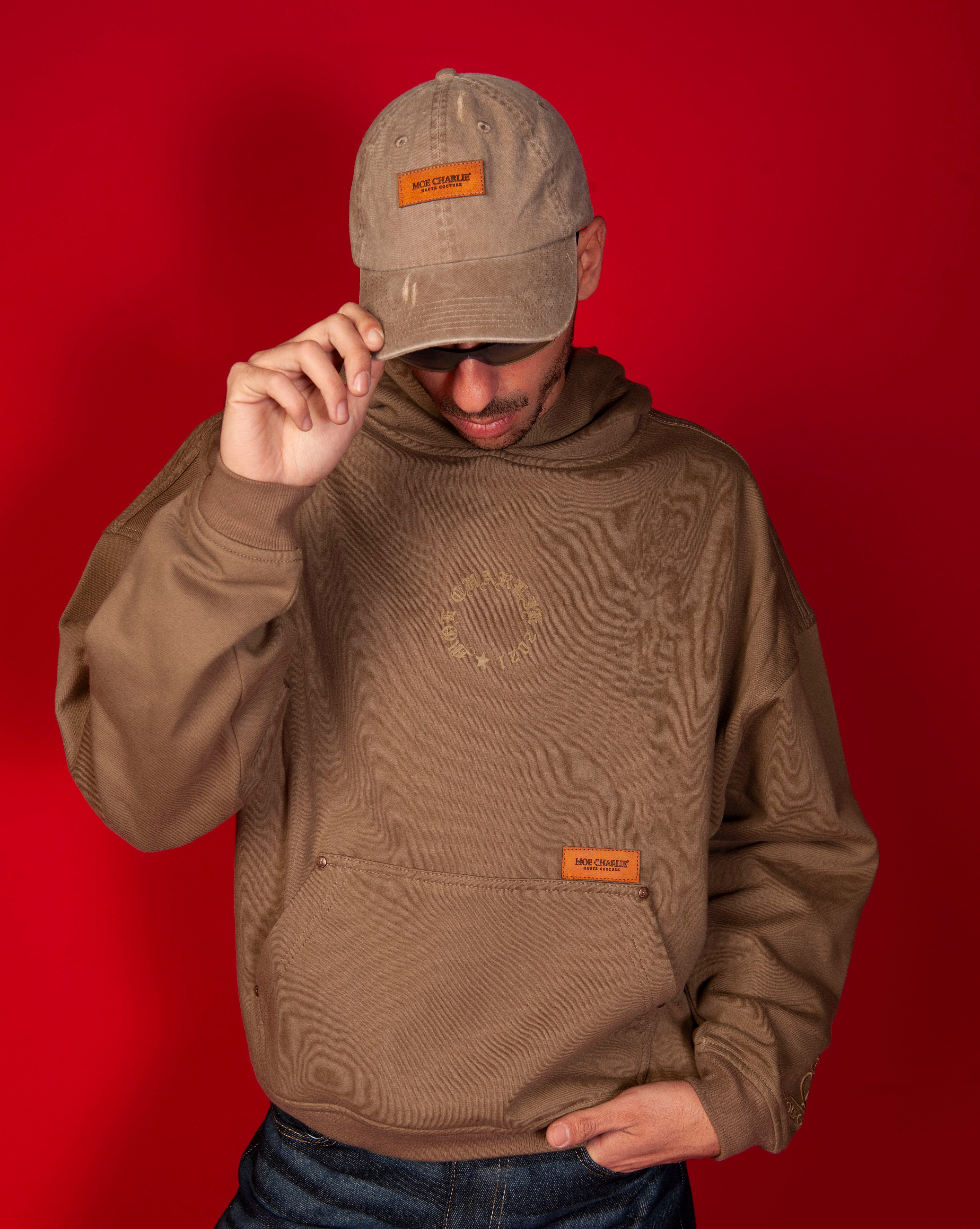 MOE CHARLIE Cap, Hut-Krempe wird gezogen, olive-beige faded Cap mit caramel Leder-Label, Haute-Couture-Hoodie