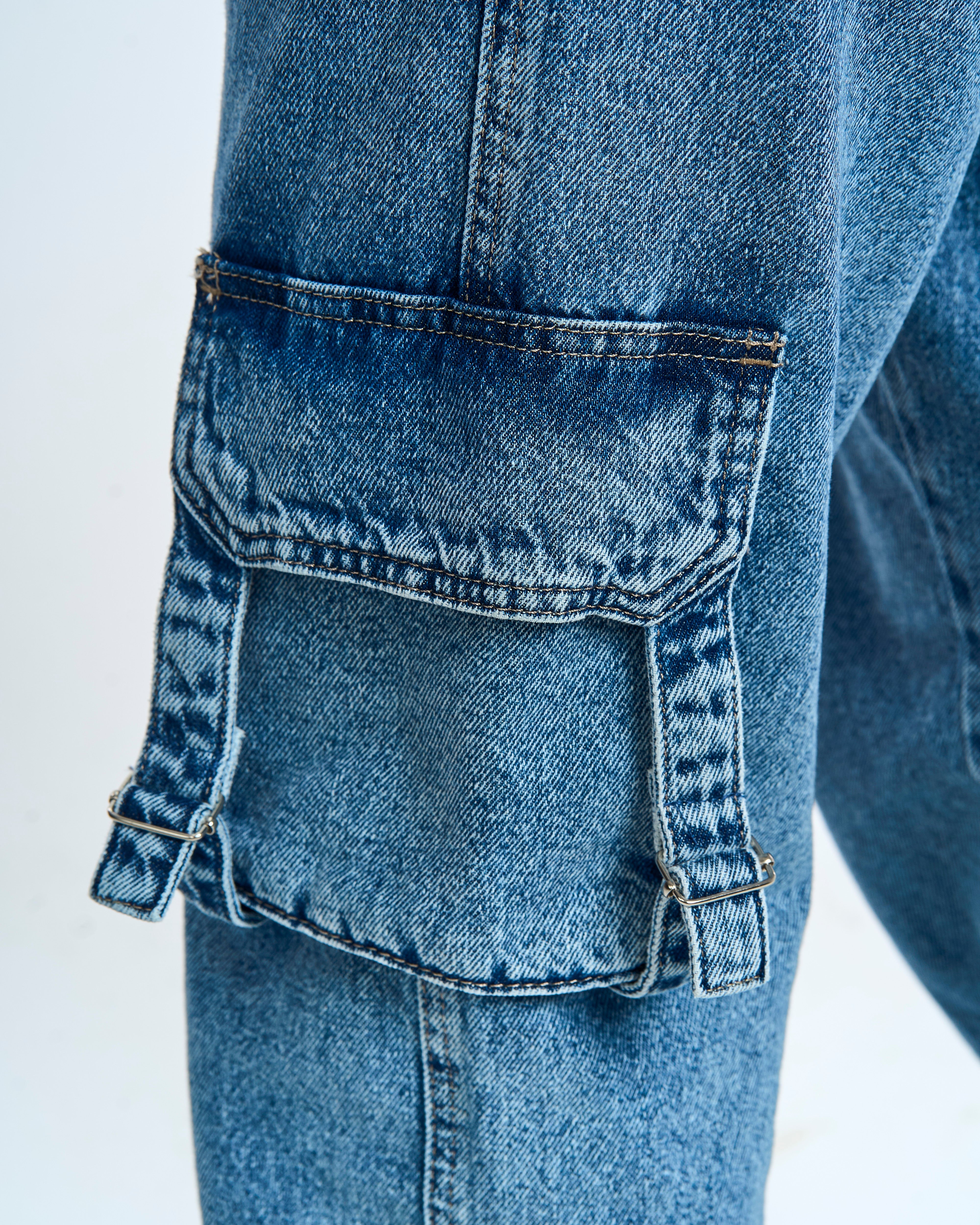 Detailaufnahme Cargotasche der MOE CHARLIE Ice Denim – heller Eiswäsche-Flap mit Gurtschnallen aus Metall
