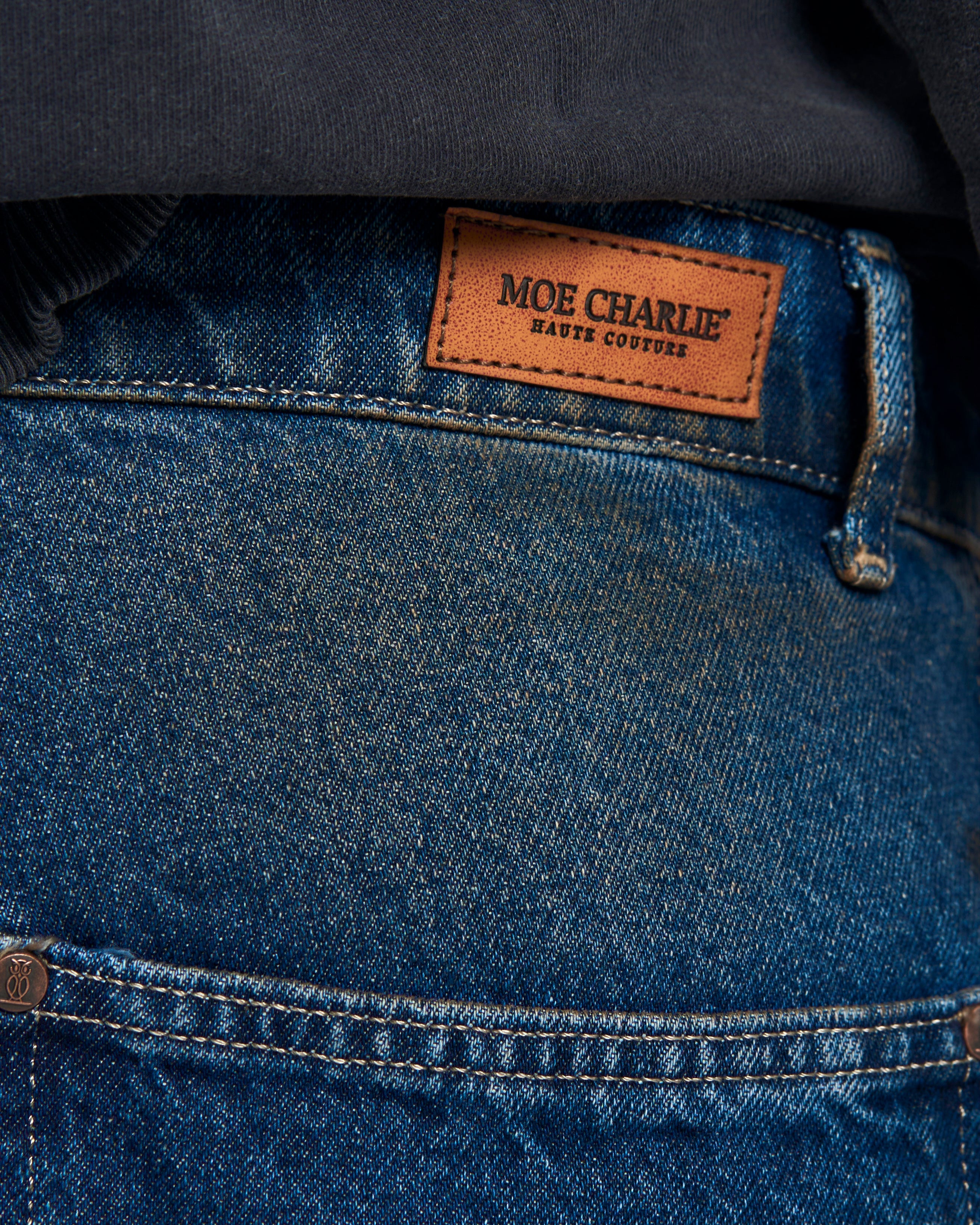 MOE CHARLIE Haute Couture Lederpatch am Hosenbund der Double Knee Denim – braune Leder-Markenplakette seitlich