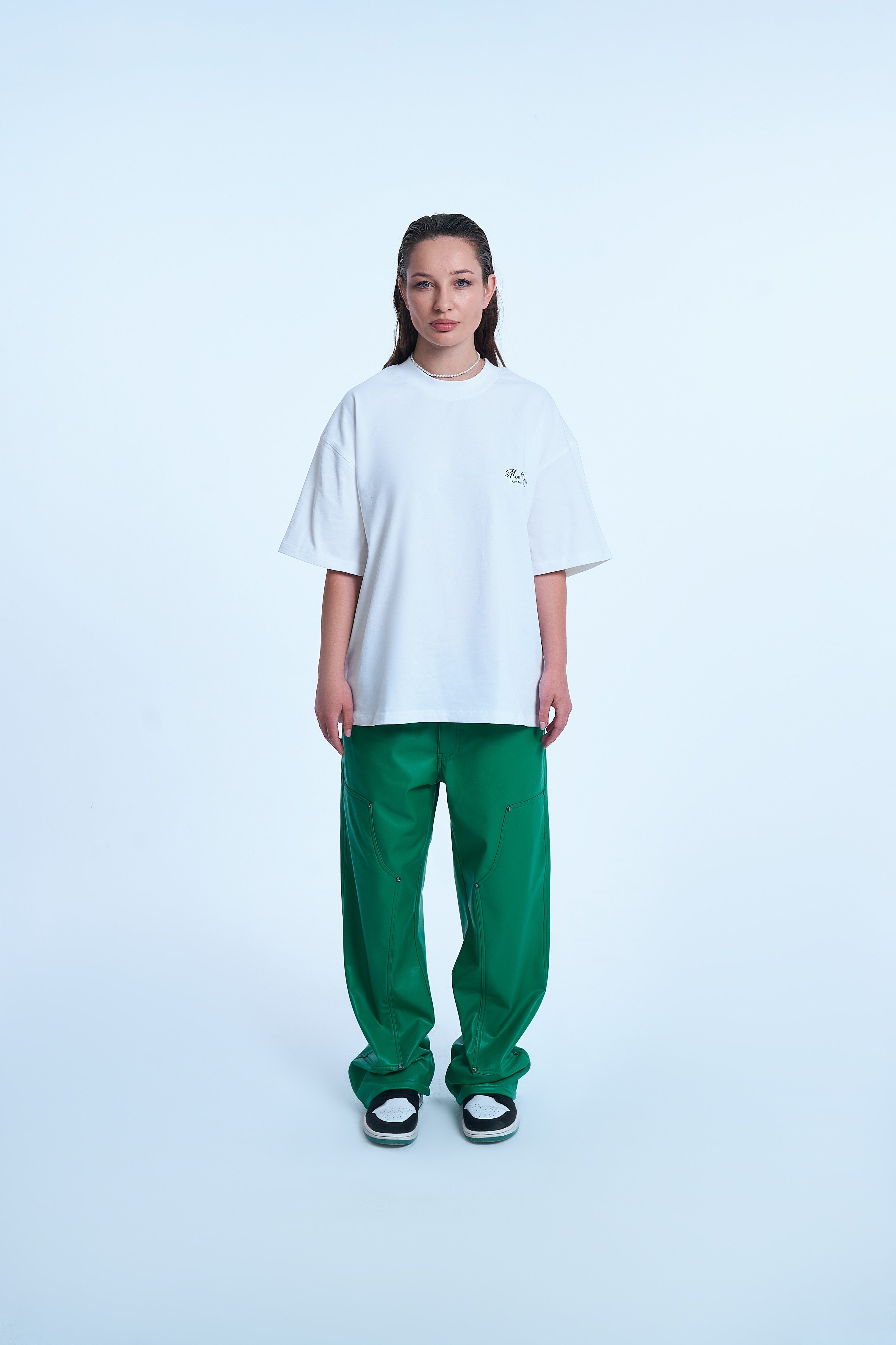 MOE CHARLIE Ready To Die Shirt Weiß weiblicher Model front – Oversize, schwarzes Brustlogo, grüne Pants