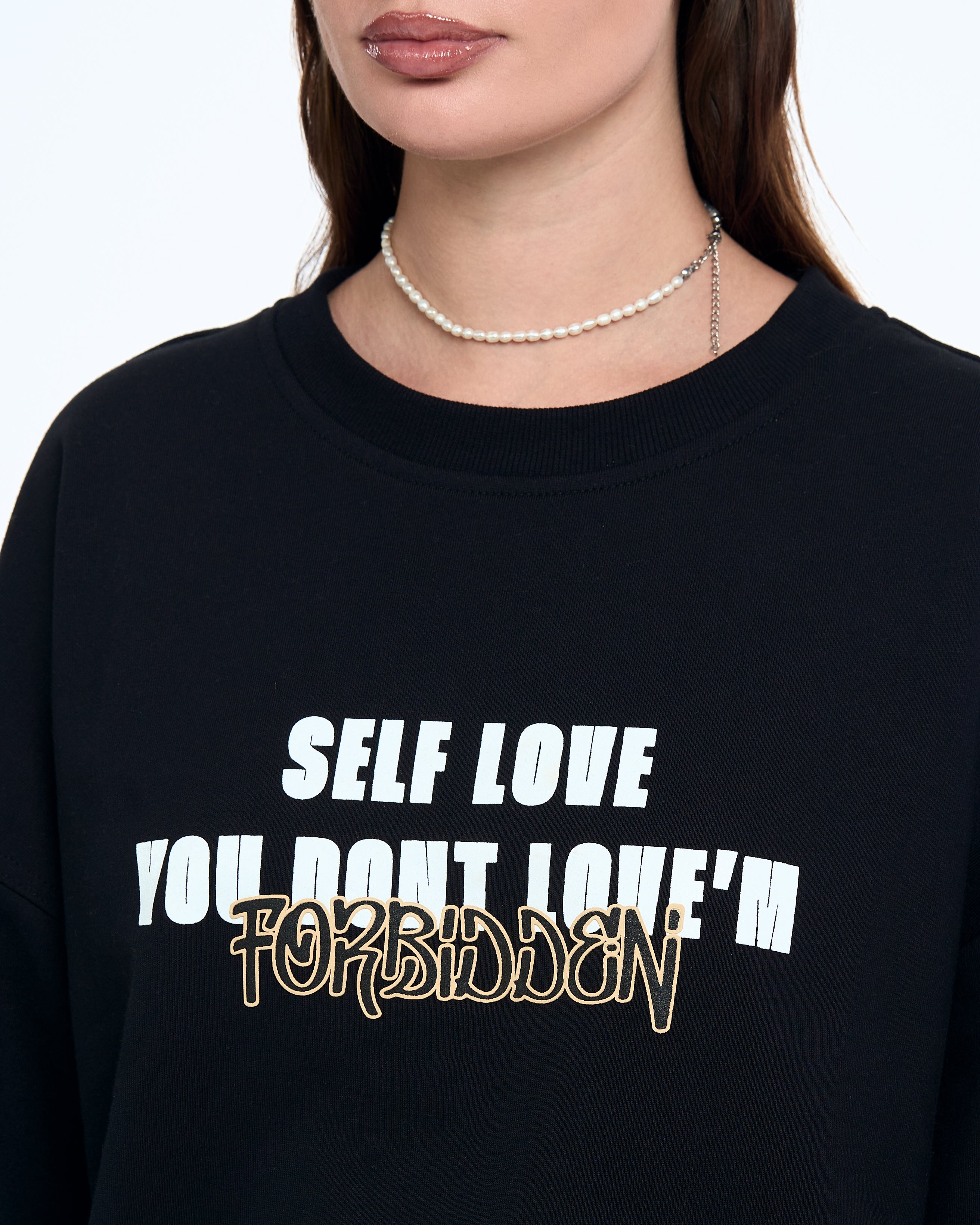 Detailansicht Print Damen - SELF LOVE FORBIDDEN Text auf schwarzem MOE CHARLIE Oversize-Sweater, Perlenkette