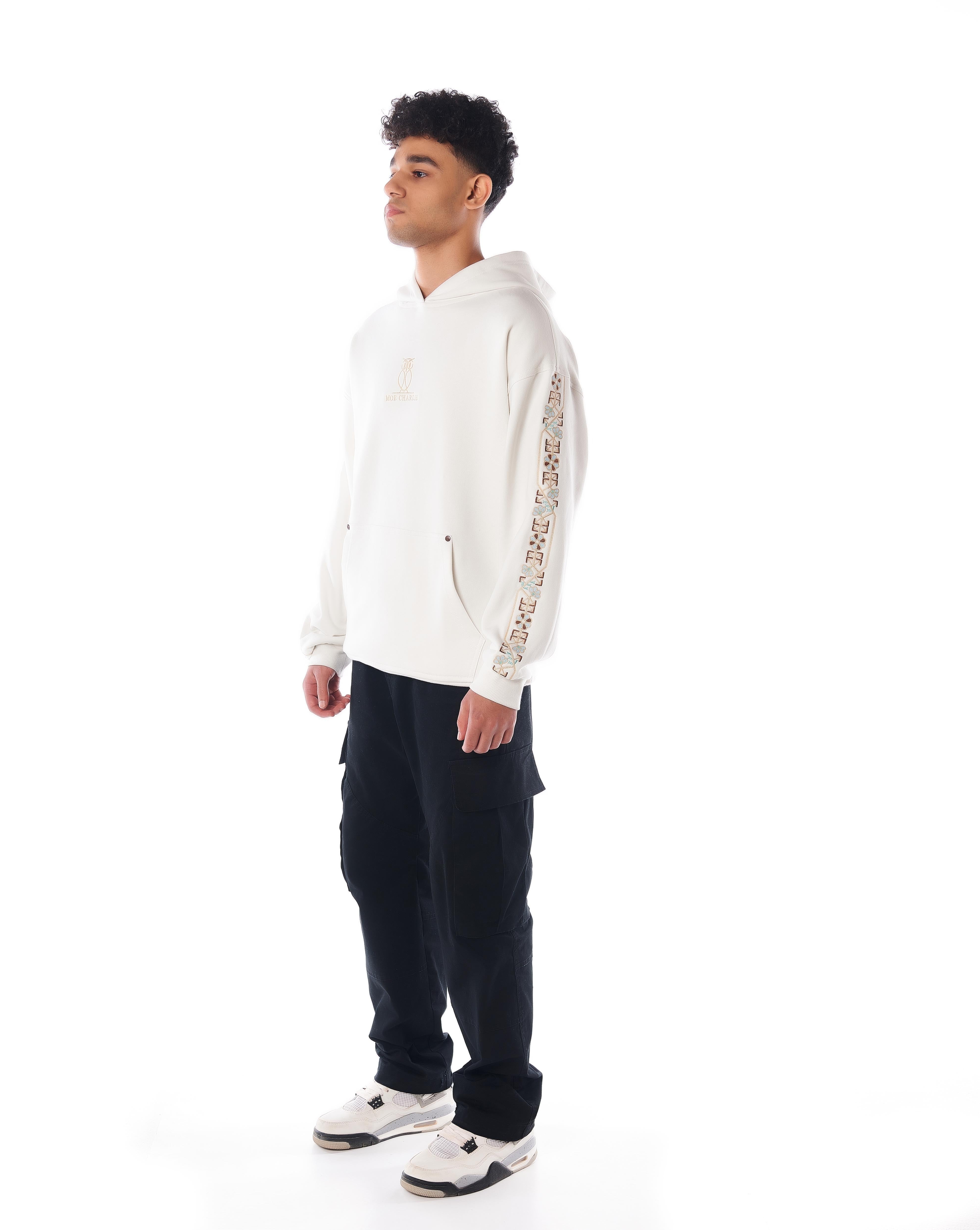 The Culture Star White Hoodie, seitliche Dreiviertelansicht, Blumenstickerei am Ärmel in Braun und Beige