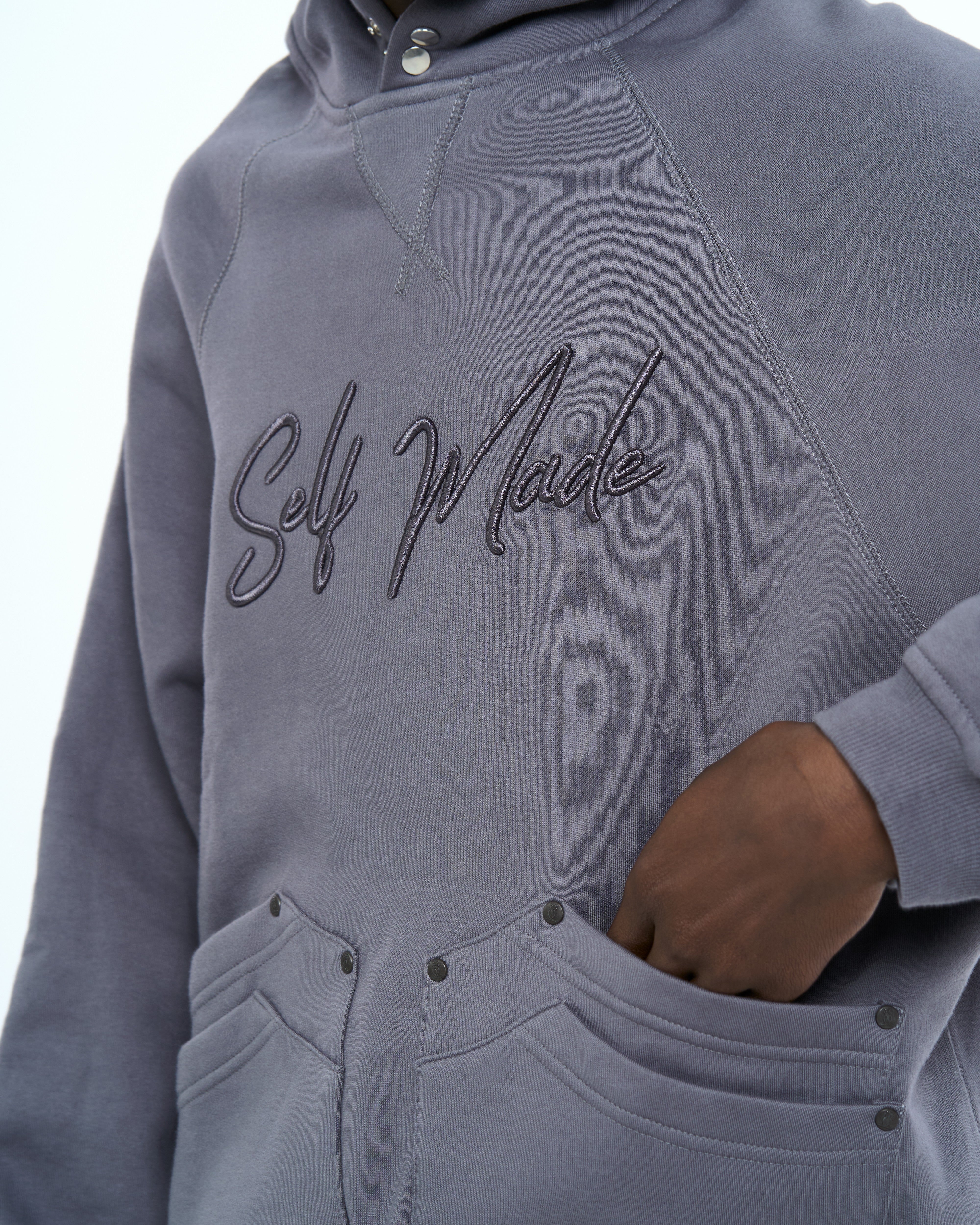 Cangaroo Hoodie Grau MOE CHARLIE, Frontdetail mit Hand in Tasche, Self-Made-Stickerei im Bildvordergrund