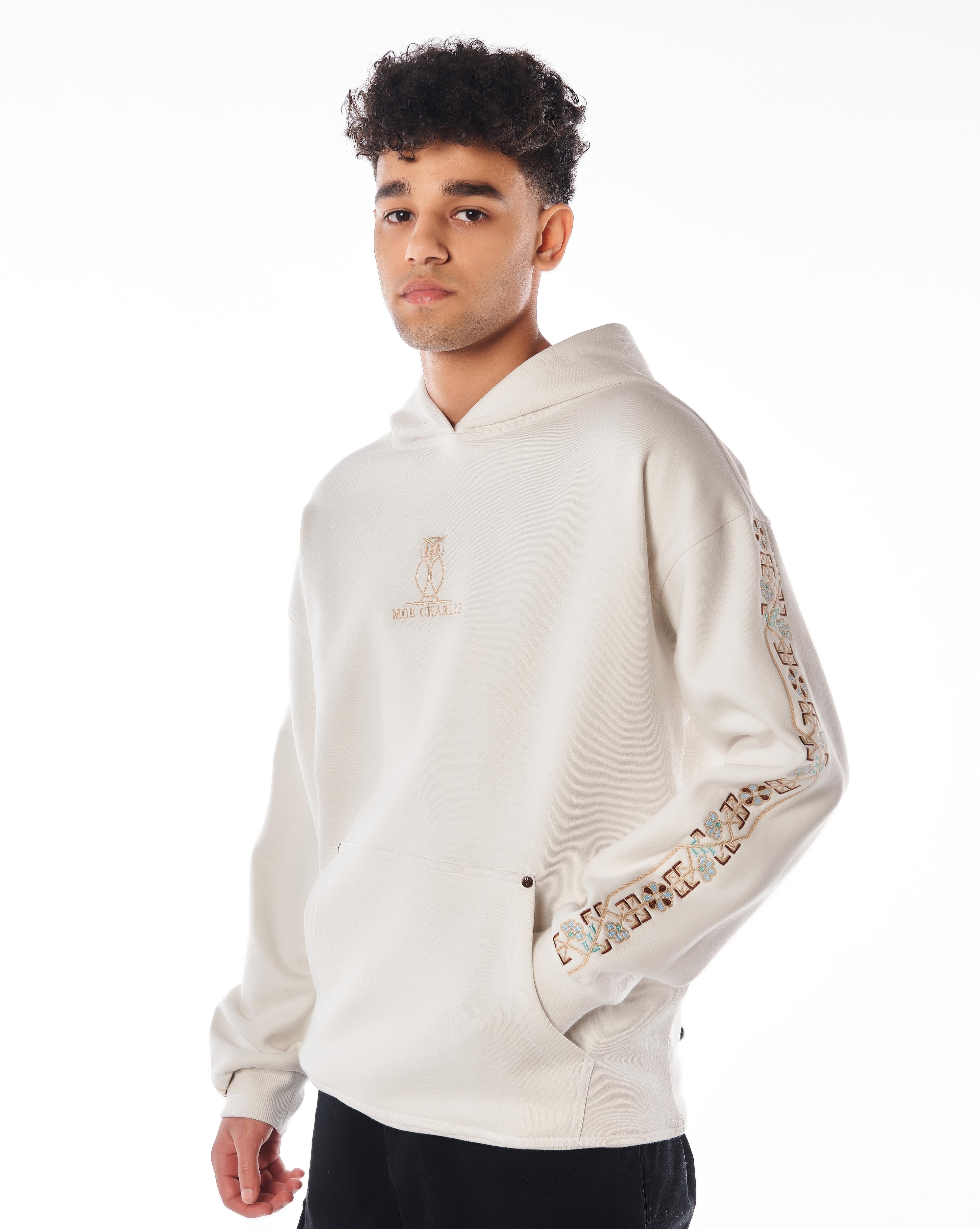 The Culture Hoodie Star White von MOE CHARLIE, Dreiviertelpose von rechts, Hand in Känguruh-Tasche