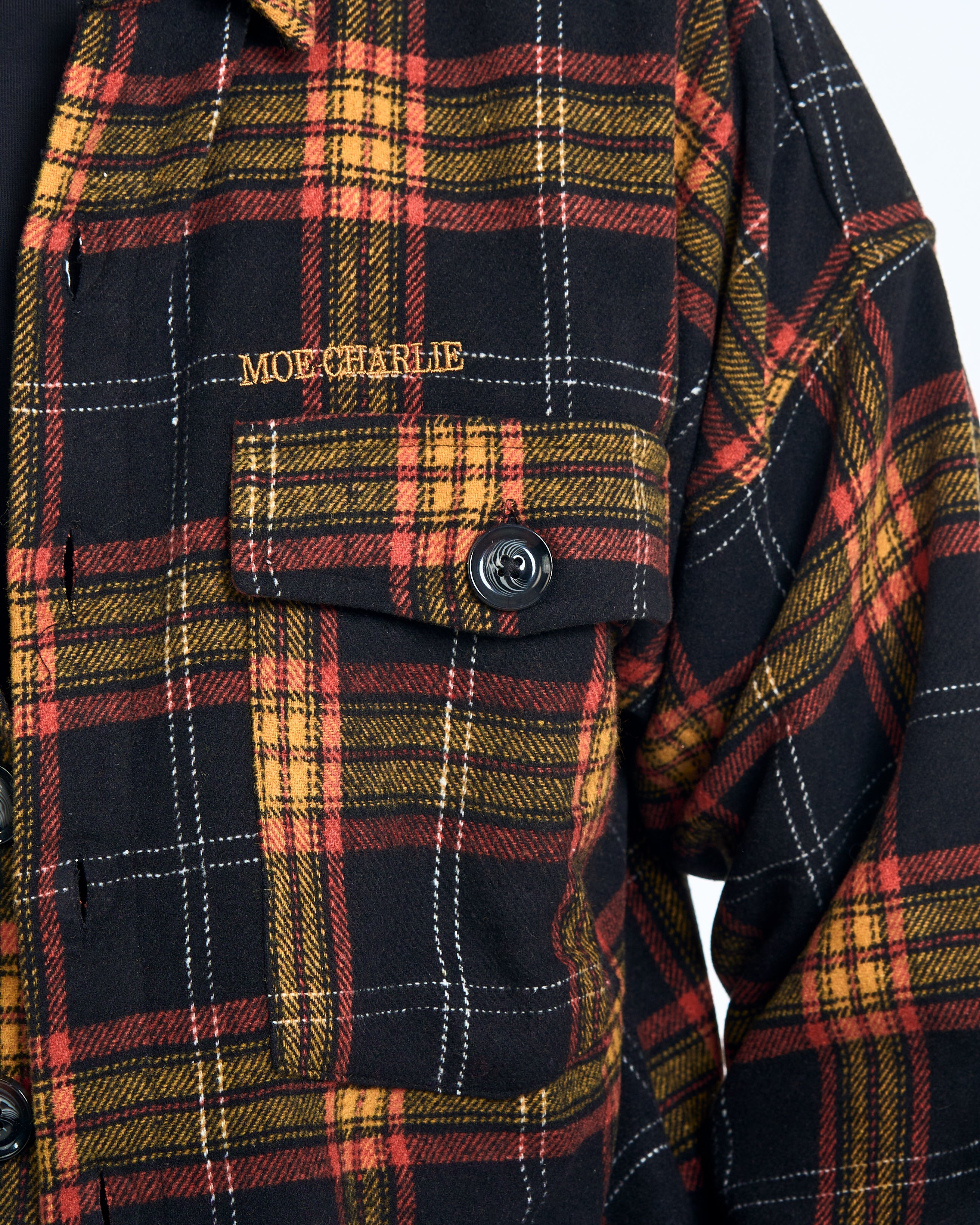 Brusttasche mit MOE CHARLIE Schriftstickerei auf Vintage Flannel Shirt, Karo-Textur und Knopfdetail