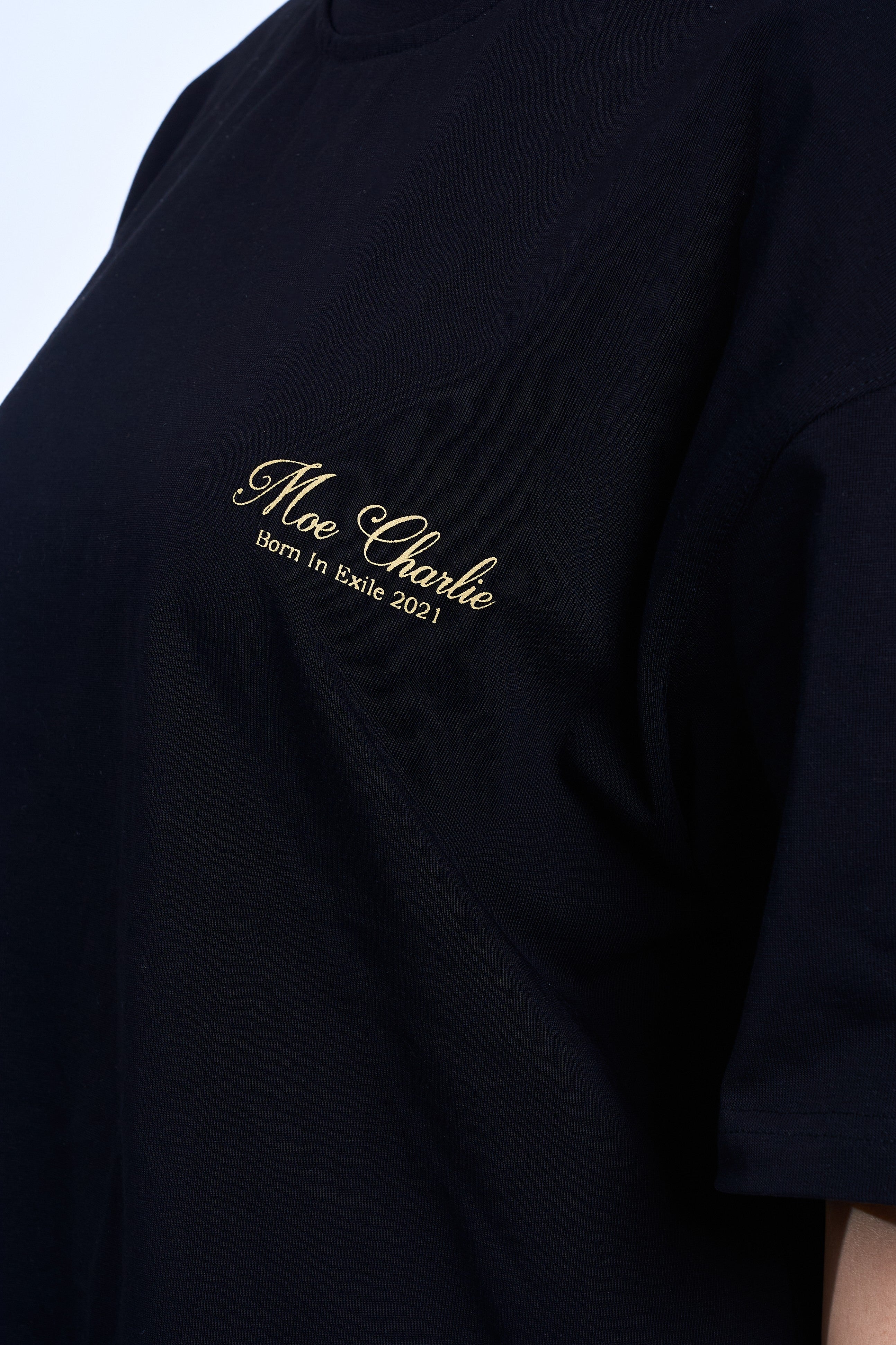 Detailaufnahme Brustlogo MOE CHARLIE Ready To Die Shirt – goldene Kursivschrift Born In Exile 2021 auf Schwarz