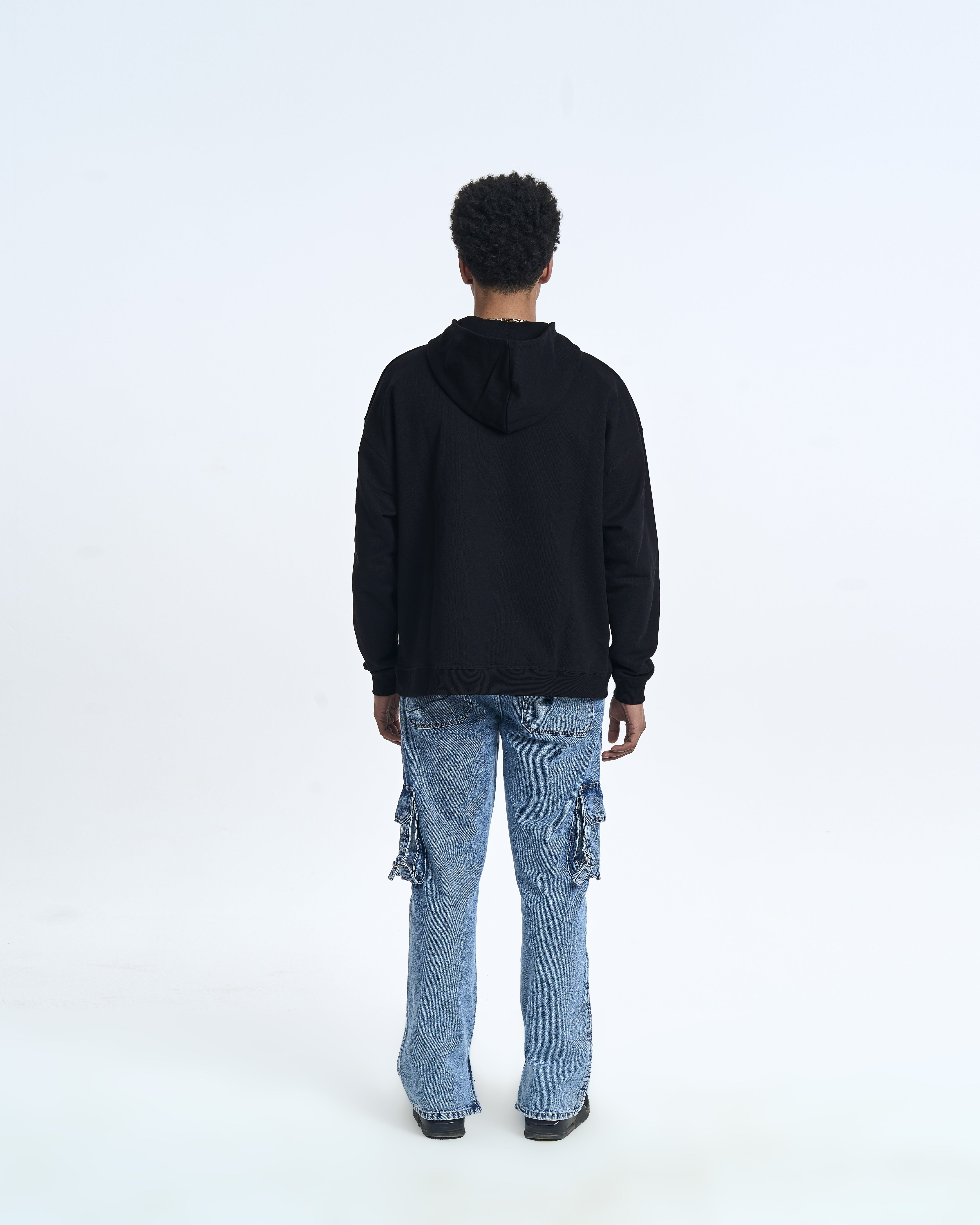 MOE CHARLIE Hoodie Schwarz, Rueckenansicht Ganzkoerper - klare, unbedruckte Rueckseite mit Oversize-Kapuze