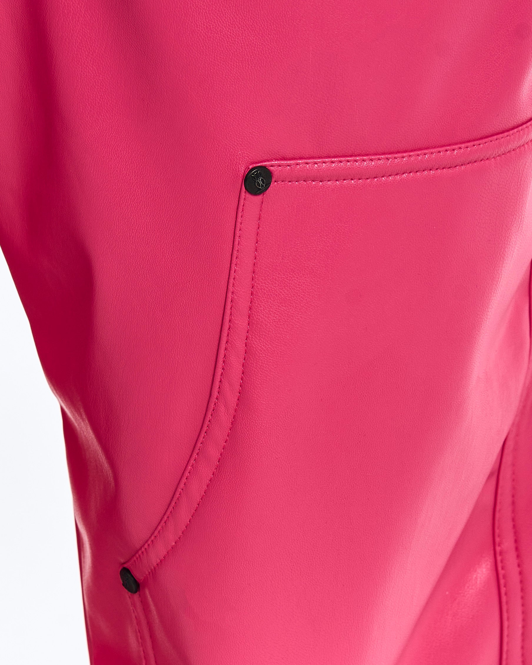 Nahaufnahme Oberschenkeltasche Carpenter Leather Pants MOE CHARLIE Pink, Druckniet auf glattem Kunstleder
