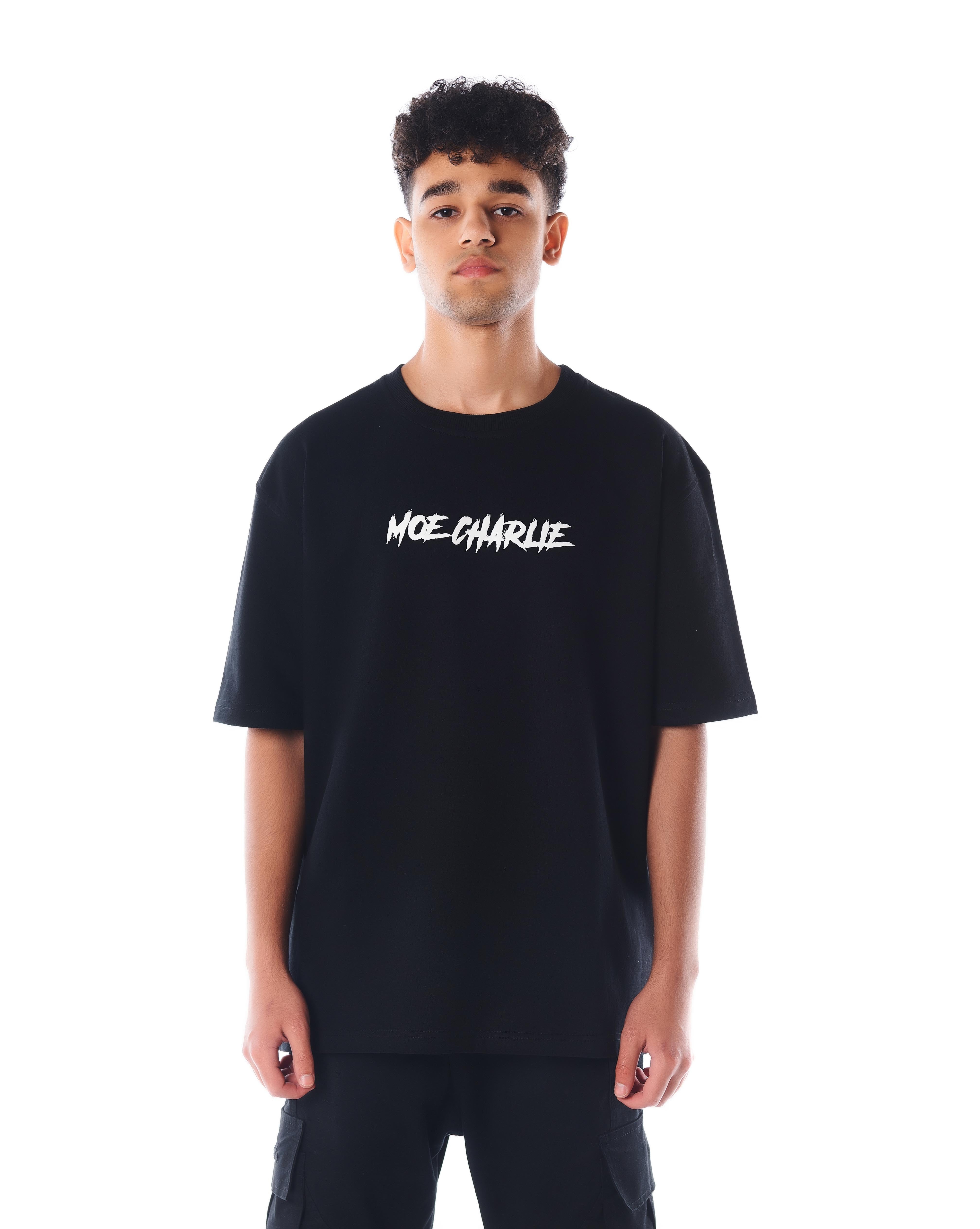 Frontansicht Halbkörper MOE CHARLIE Predator T-Shirt, weißer Puff-Print auf der Brust, direkter Blick